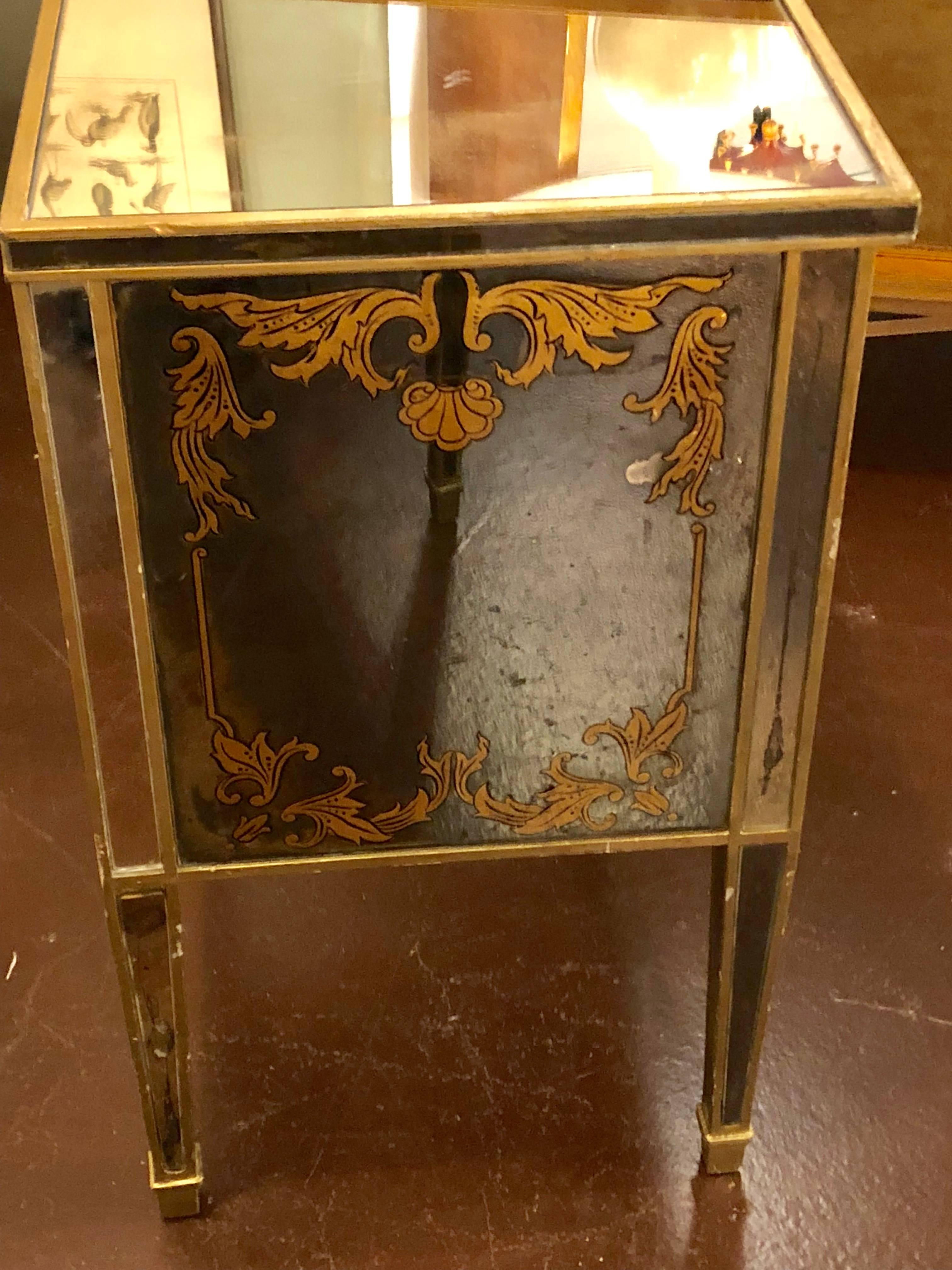 20th Century Pair of Églomisé Italian Hollywood Regency Mirrored Nightstands or End Tables