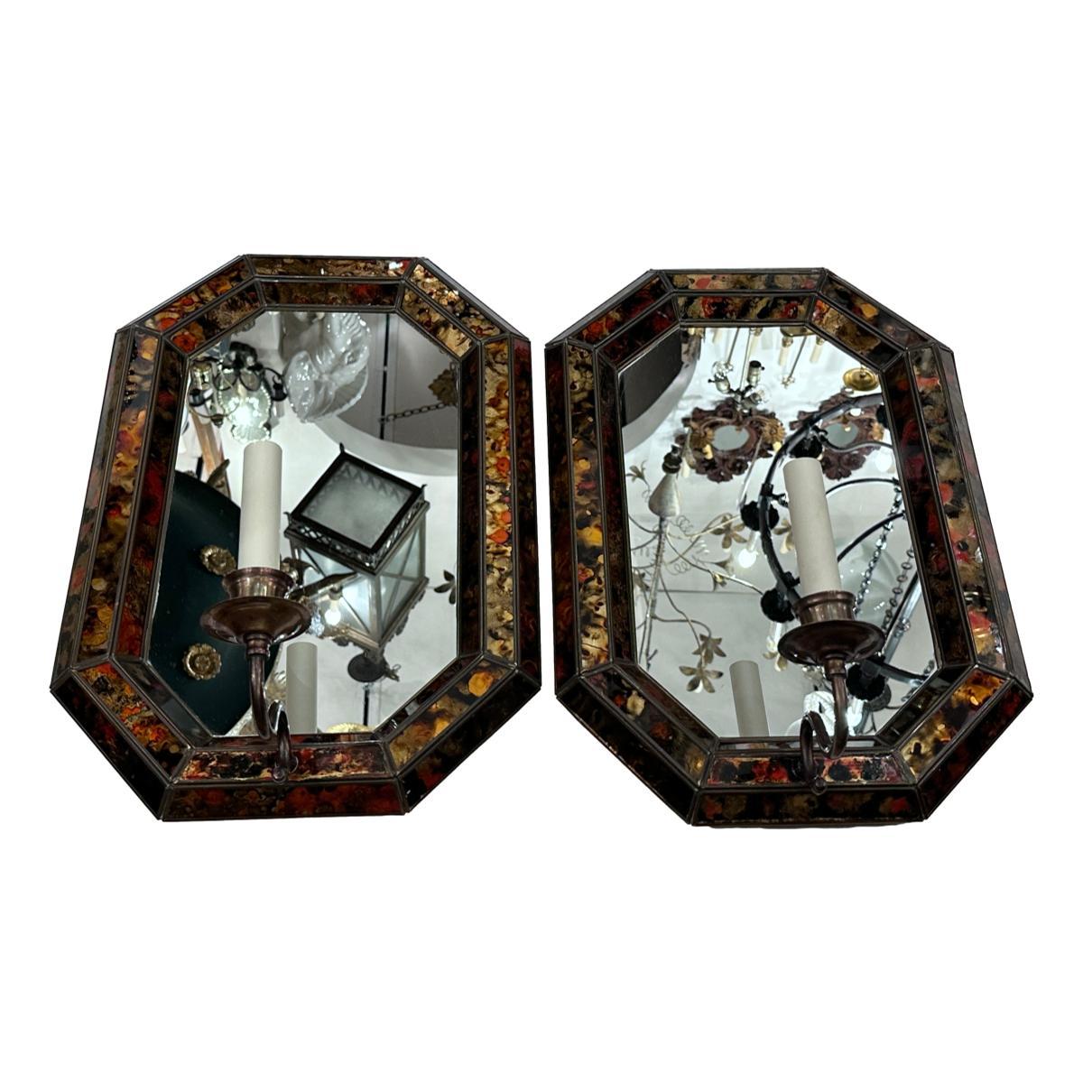 Paire d'appliques à lumière unique en miroir églomisé datant des années 1950.

Mesures :
Hauteur : 19