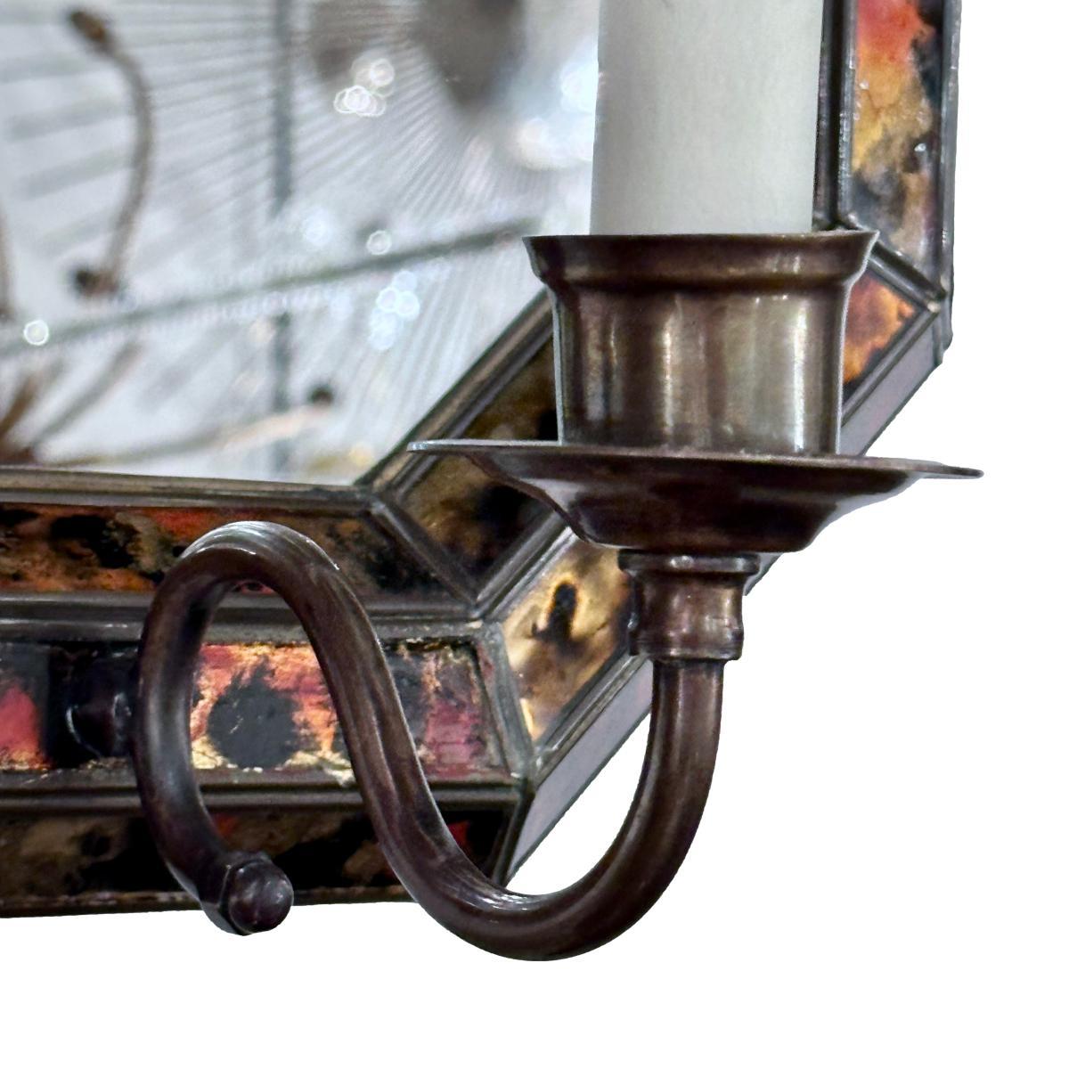 Français Paire d'appliques en miroir Églomisé en vente