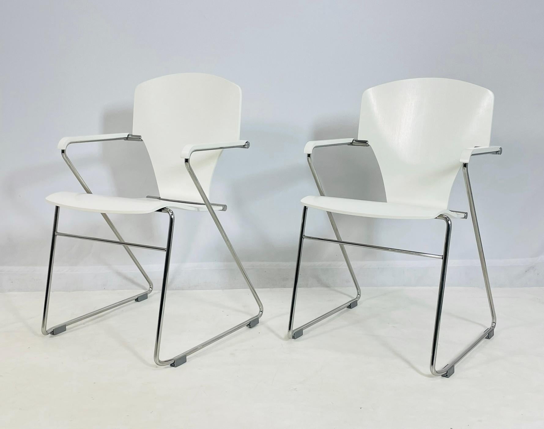 Ein elegantes und modernes Paar Egoa-Sessel, entworfen von Josep Mora für STUA, hergestellt in Spanien im Jahr 2008. Diese modernen Stühle verfügen über eine skulpturale Sitzfläche und Rückenlehne aus weiß lackiertem Sperrholz, die ergonomisch