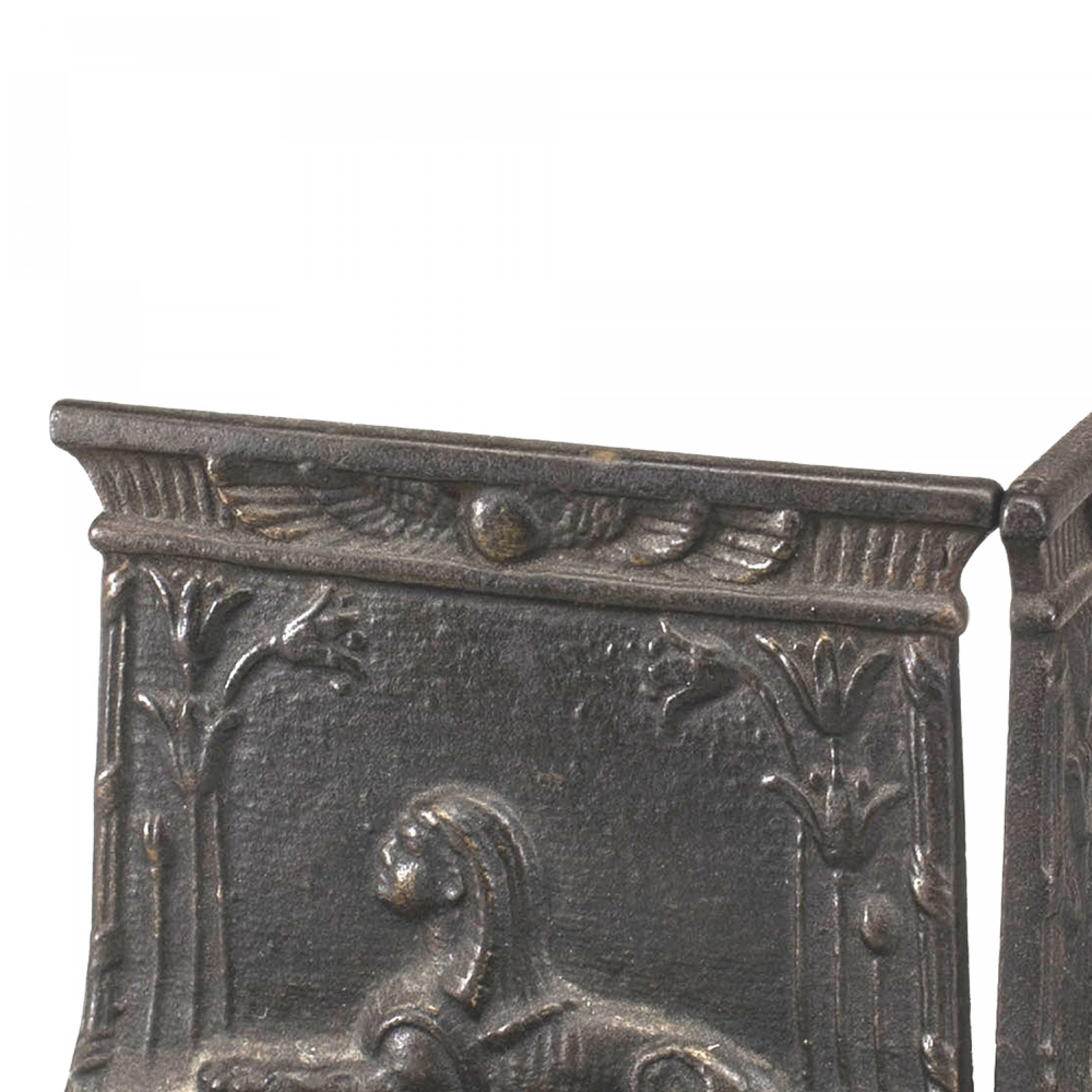 COPPIA di fermalibri in ferro in stile egiziano mediorientale (Art Deco) con figura di sfinge reclinata. (PREZZO IN COPPIA)