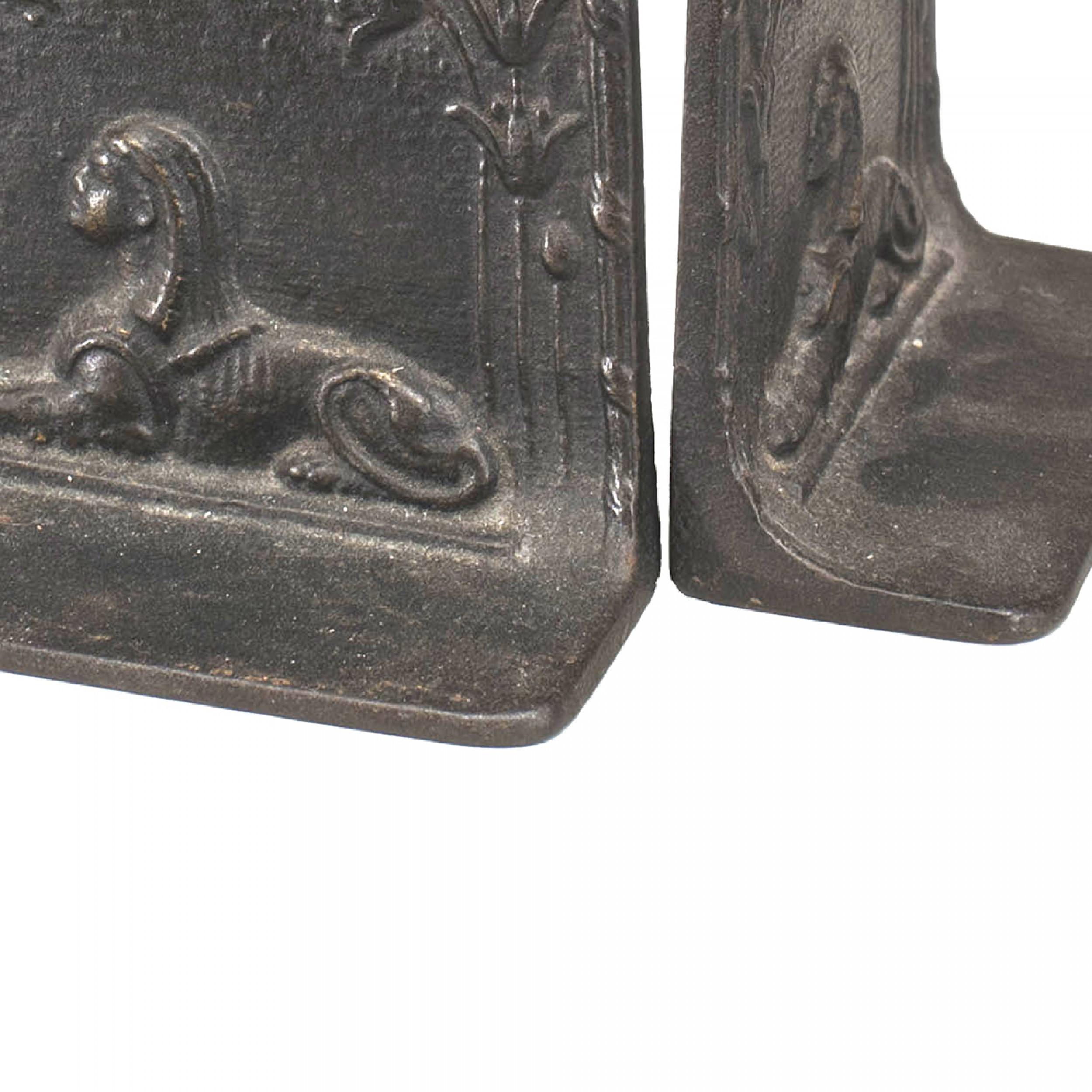 Pair of Egyptian Art Deco Iron Sphinx Bookends In condizioni buone in vendita a Queens, NY