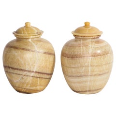 Paire de vases égyptiens de style Art Déco et Midcentury recouverts de marbre et d'albâtre