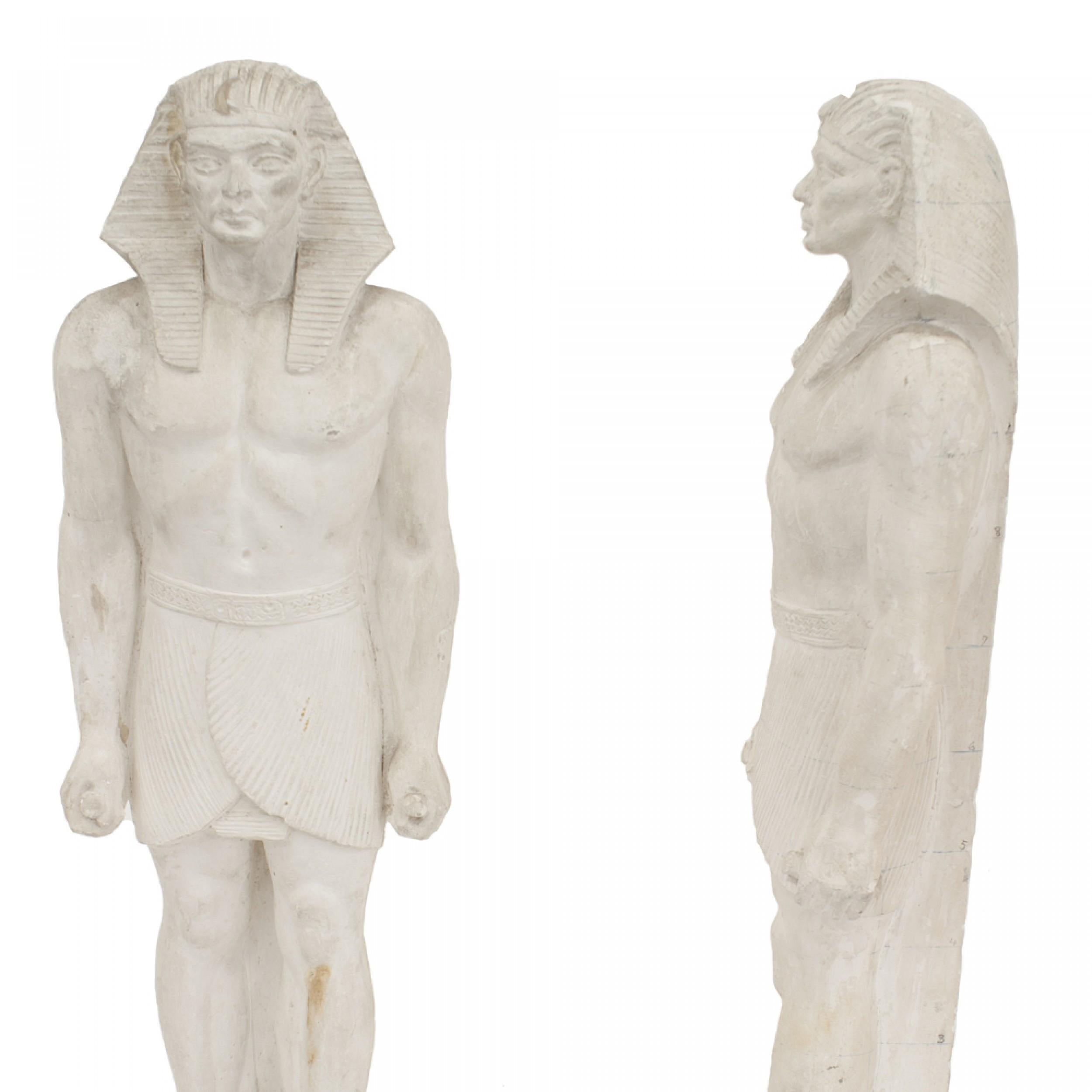 COPPIA di figure classiche egiziane in piedi in gesso bianco (metà del XX secolo) su basi quadrate (att: modelli fabbricati dal laboratorio MGM)
