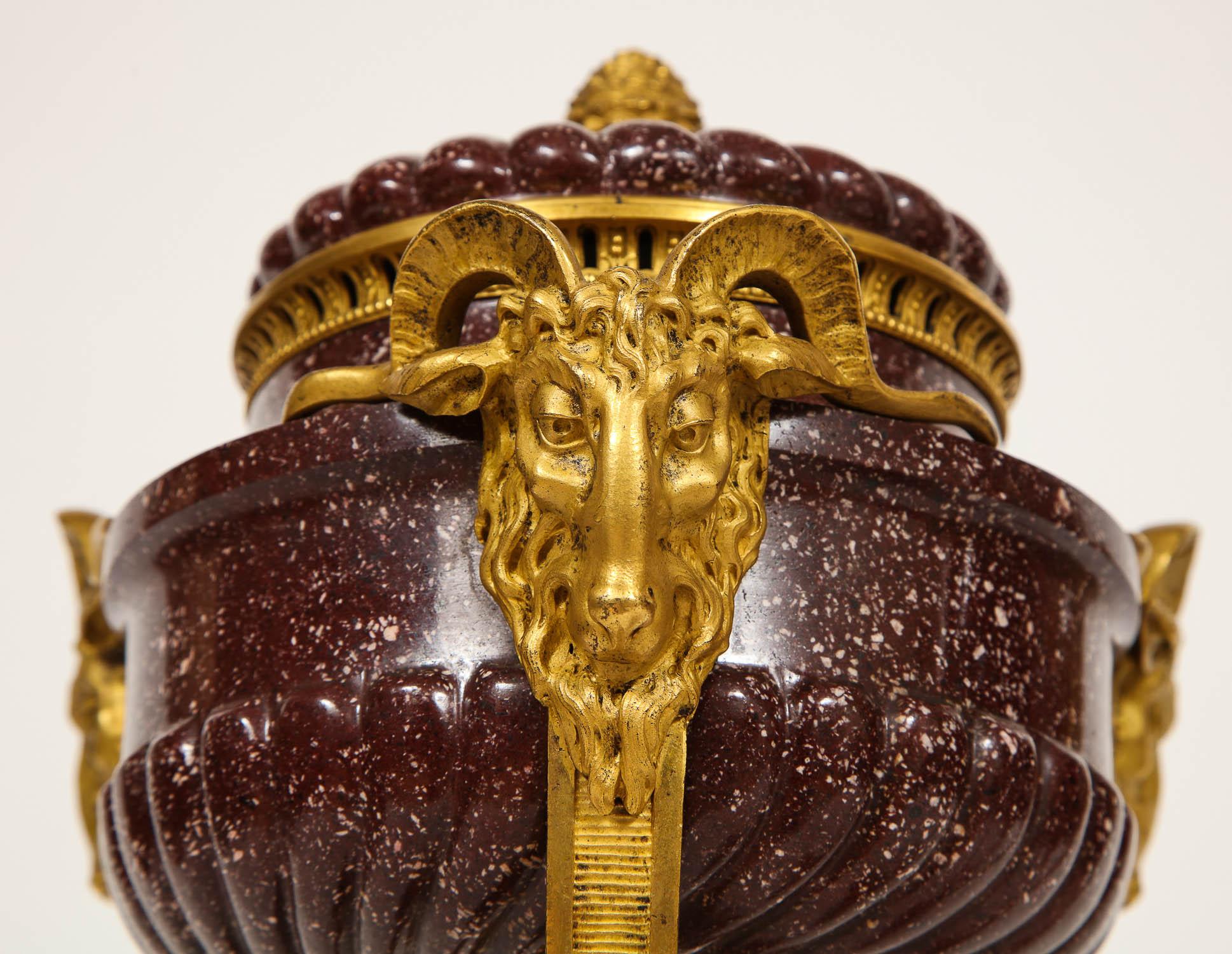 Paire de parfums Brule montés en porphyre égyptien et bronze doré d'après Gouthiere en vente 4