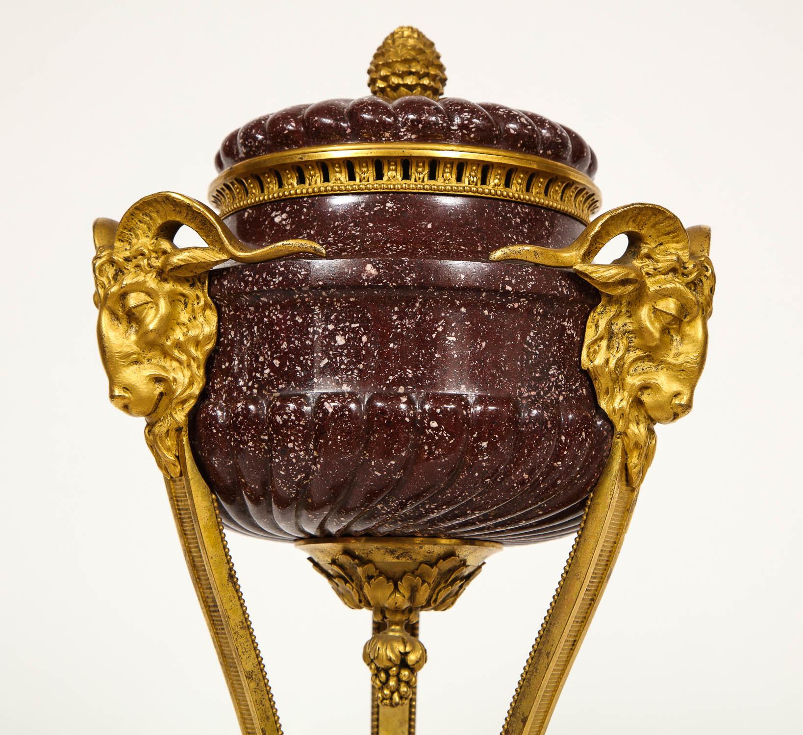 Magnifique paire de parfums en porcelaine égyptienne et bronze doré d'après Gouthière, de style Louis XVI/néoclassique français vers 1870, d'après le modèle de Pierre Gouthière, attribué à Alfred Beurdeley. Chacun avec une base triangulaire et un