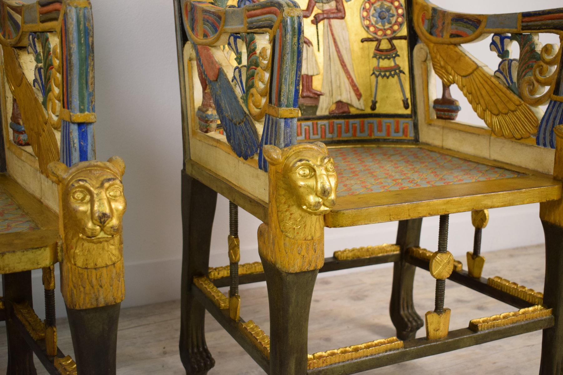 20ème siècle, paire de fauteuils en bois laqué et doré de style néo-égyptien en vente 4