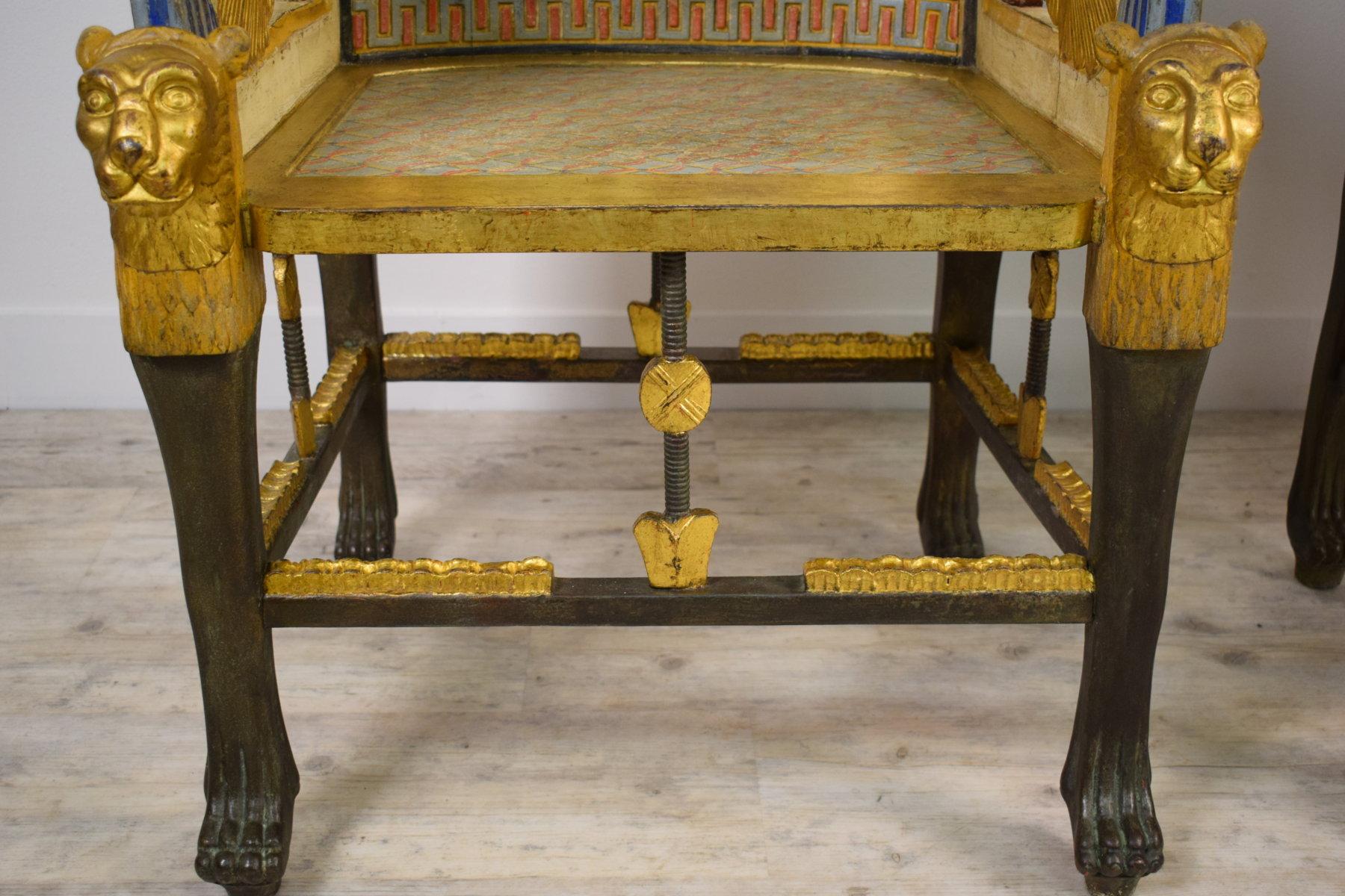 Paar lackierte Sessel aus vergoldetem Holz im ägyptischen Revival-Stil des 20. Jahrhunderts im Angebot 11