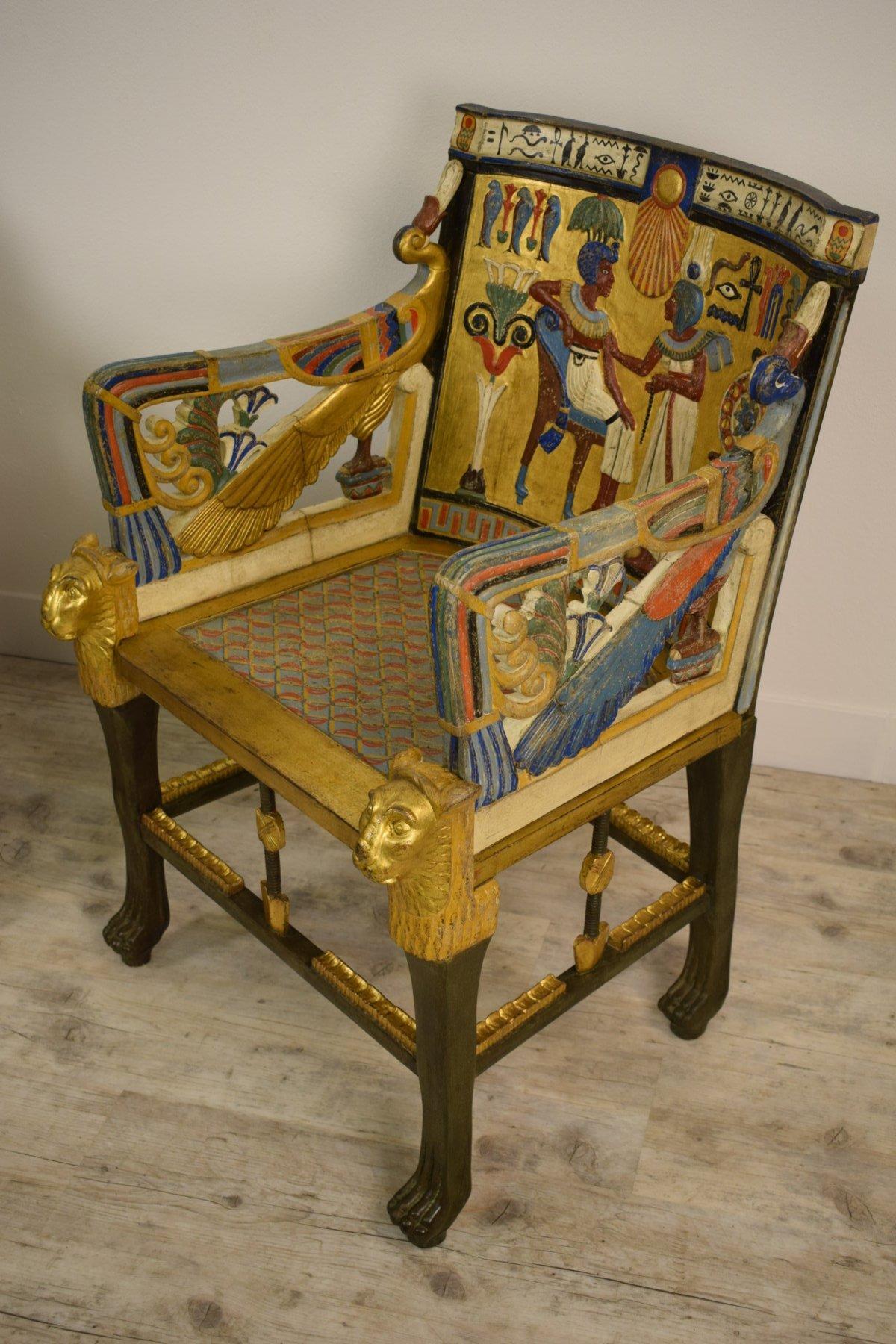 20ème siècle, paire de fauteuils en bois laqué et doré de style néo-égyptien en vente 11