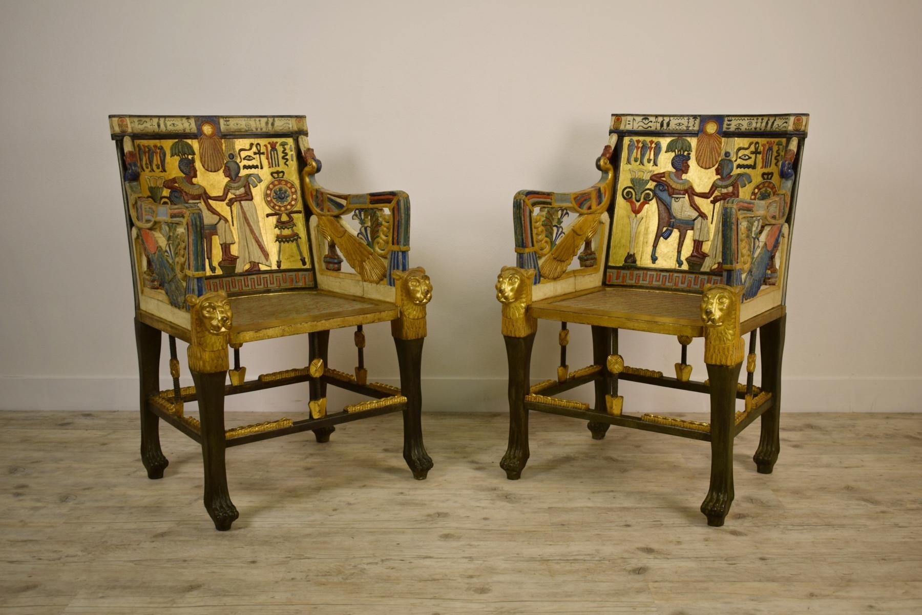 Néo-égyptien 20ème siècle, paire de fauteuils en bois laqué et doré de style néo-égyptien en vente