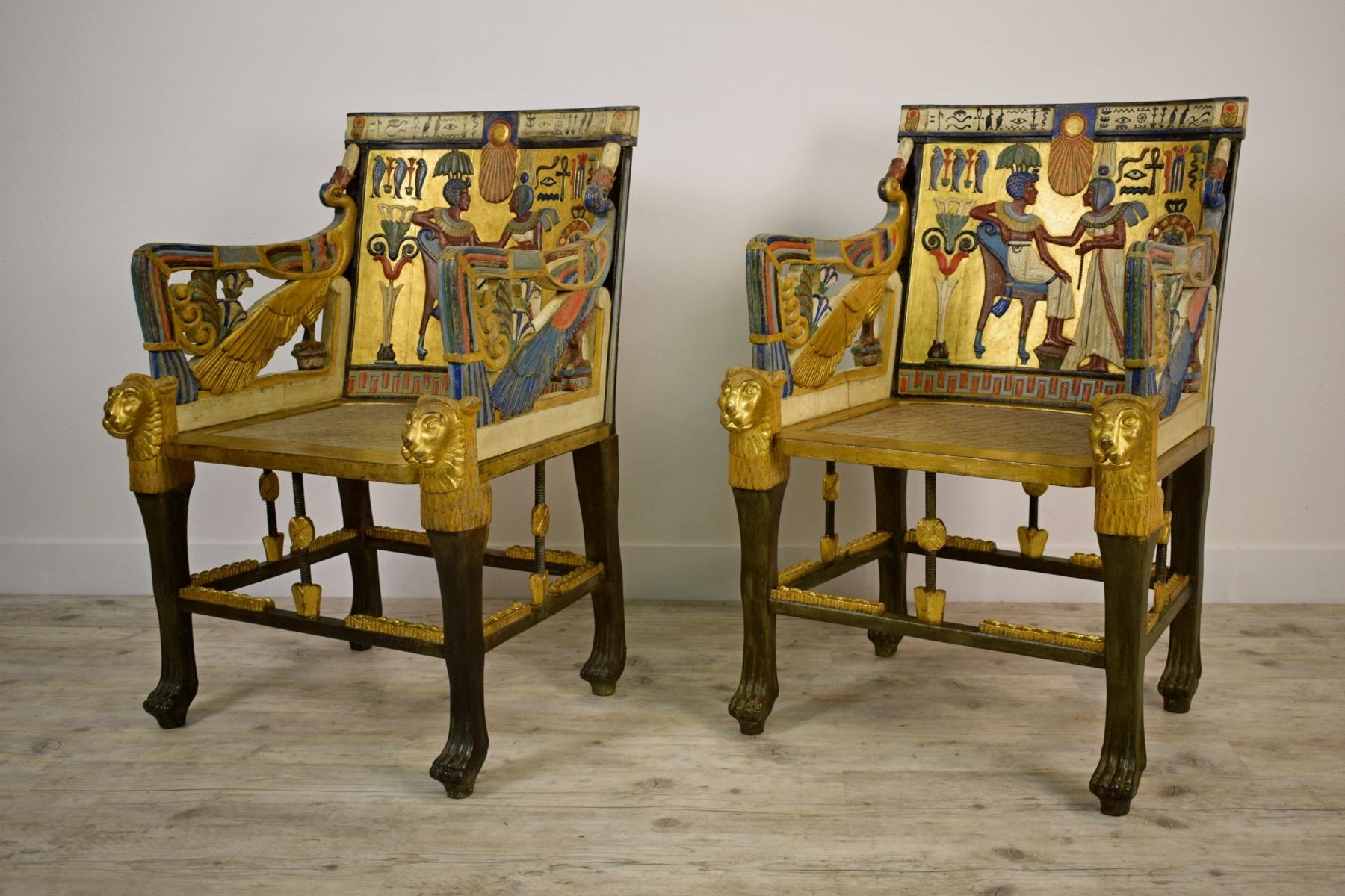 Paar lackierte Sessel aus vergoldetem Holz im ägyptischen Revival-Stil des 20. Jahrhunderts (Englisch) im Angebot
