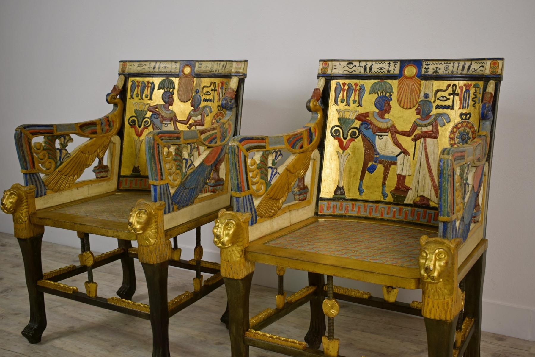 Laqué 20ème siècle, paire de fauteuils en bois laqué et doré de style néo-égyptien en vente