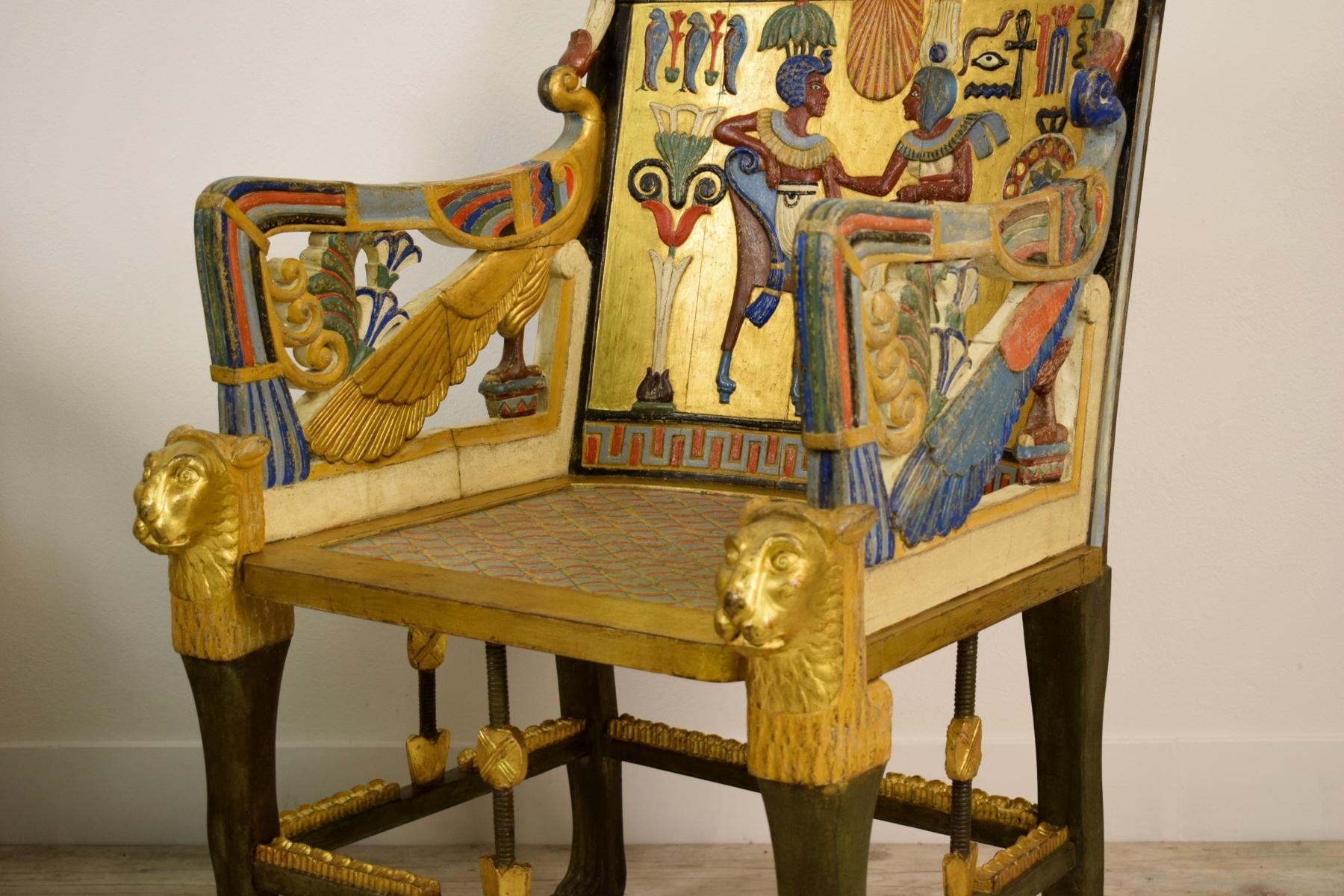 20ème siècle, paire de fauteuils en bois laqué et doré de style néo-égyptien en vente 1