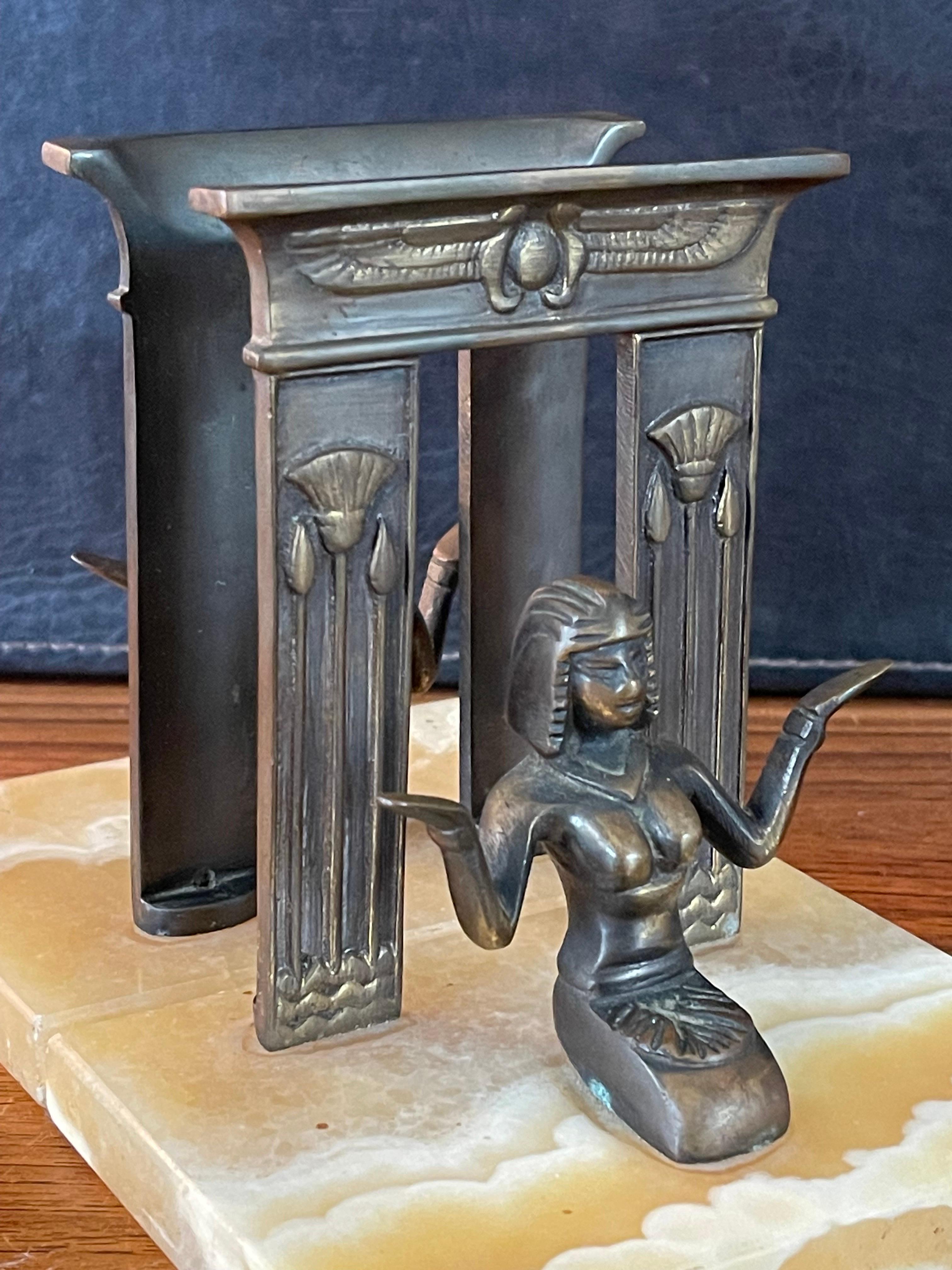 Paire de serre-livres néo-égyptien en bronze sur blocs de marbre en vente 3