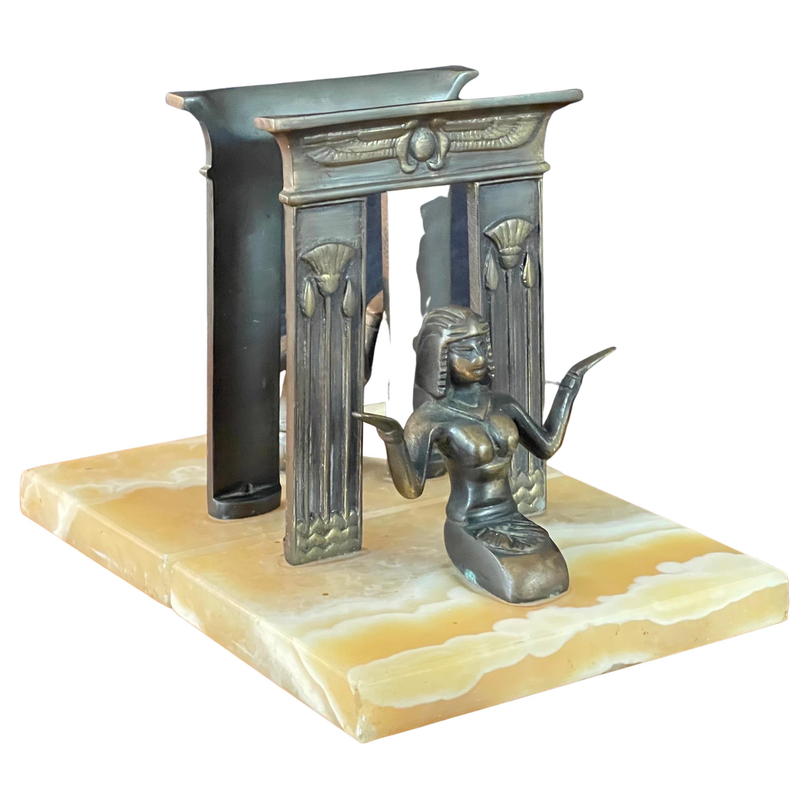 Une belle paire de serre-livres en bronze de style égyptien sur des blocs de marbre, vers les années 1940. L'ensemble art déco est en bon état et mesure 8.25 