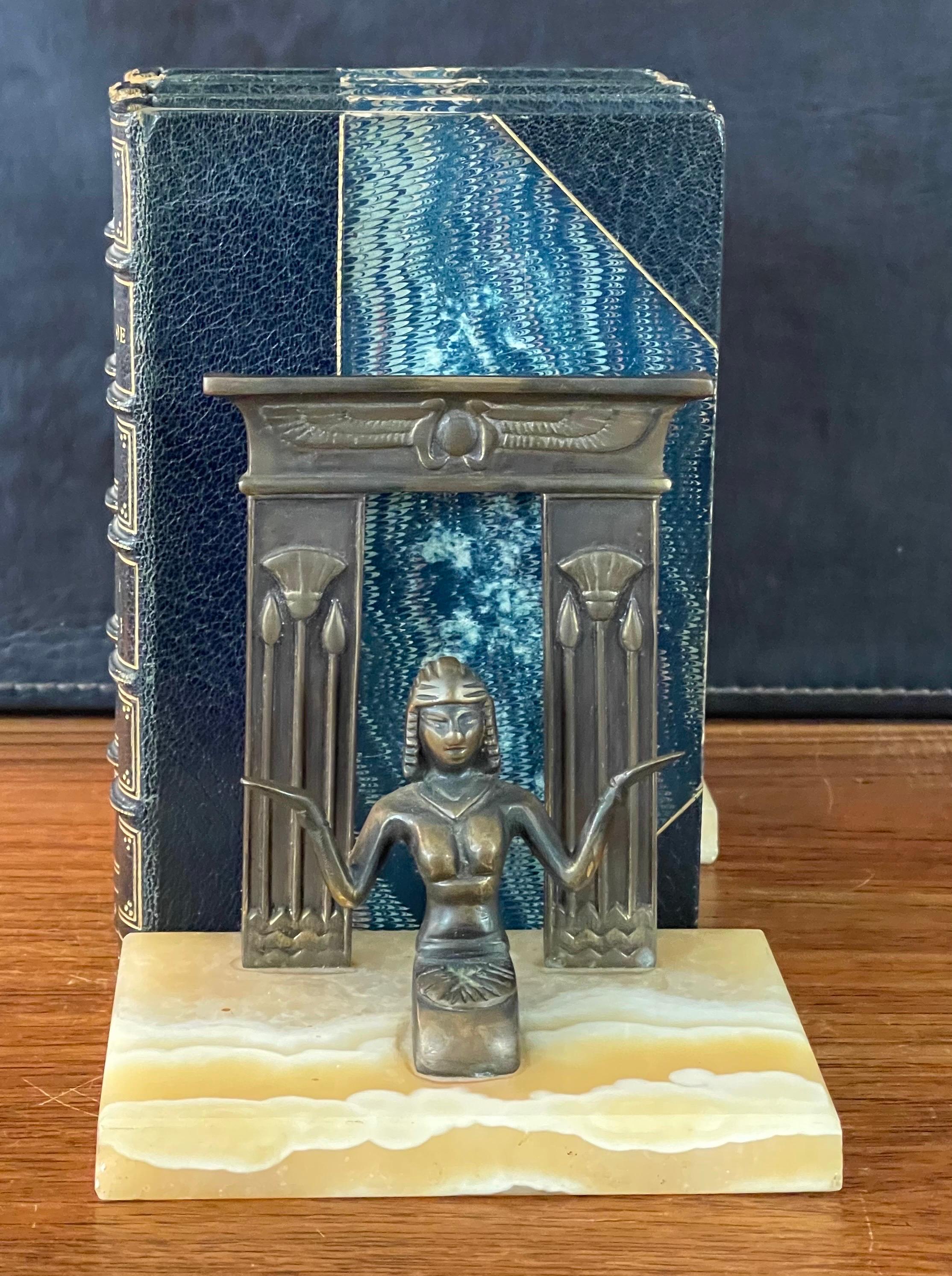 Paire de serre-livres néo-égyptien en bronze sur blocs de marbre Bon état - En vente à San Diego, CA