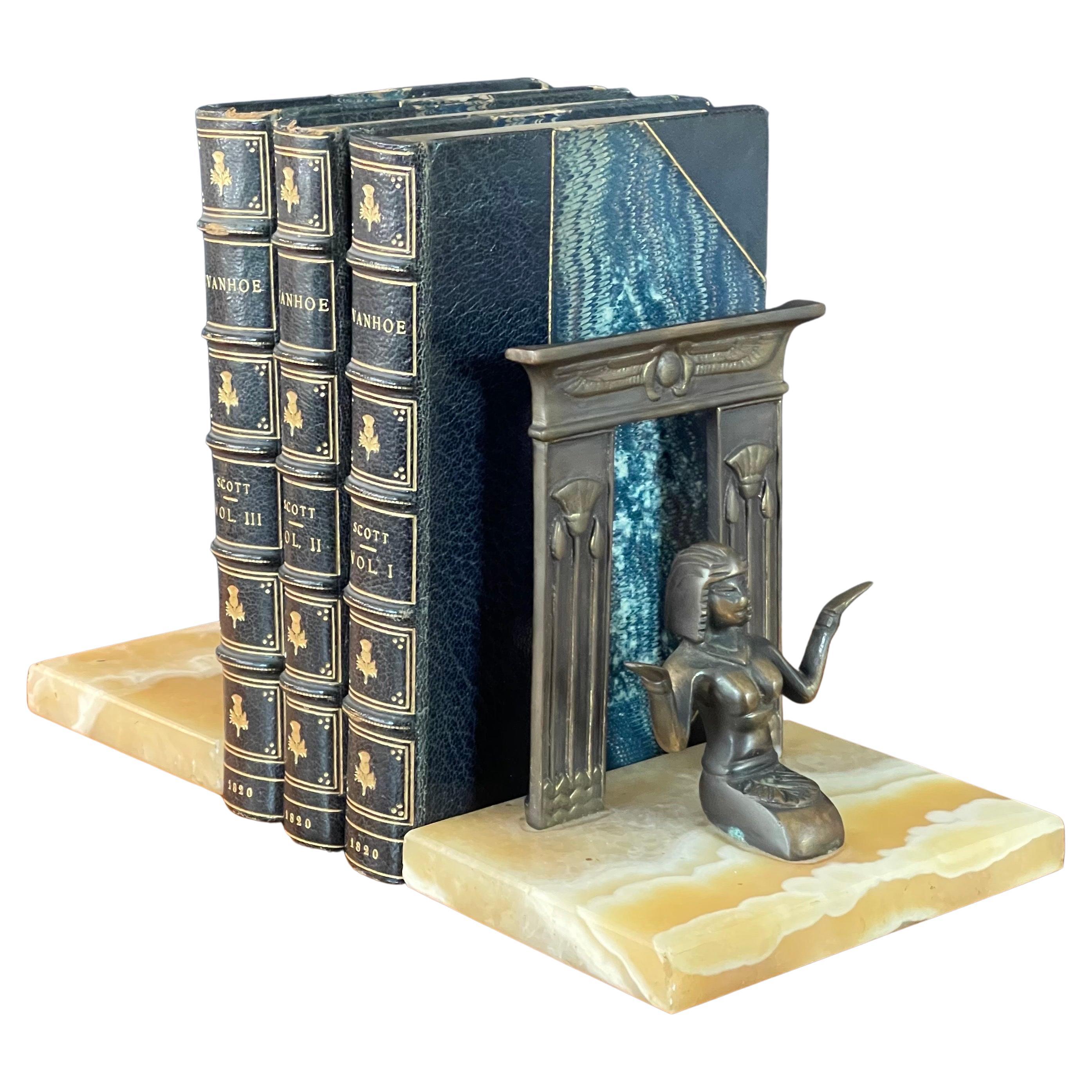 Paire de serre-livres néo-égyptien en bronze sur blocs de marbre en vente