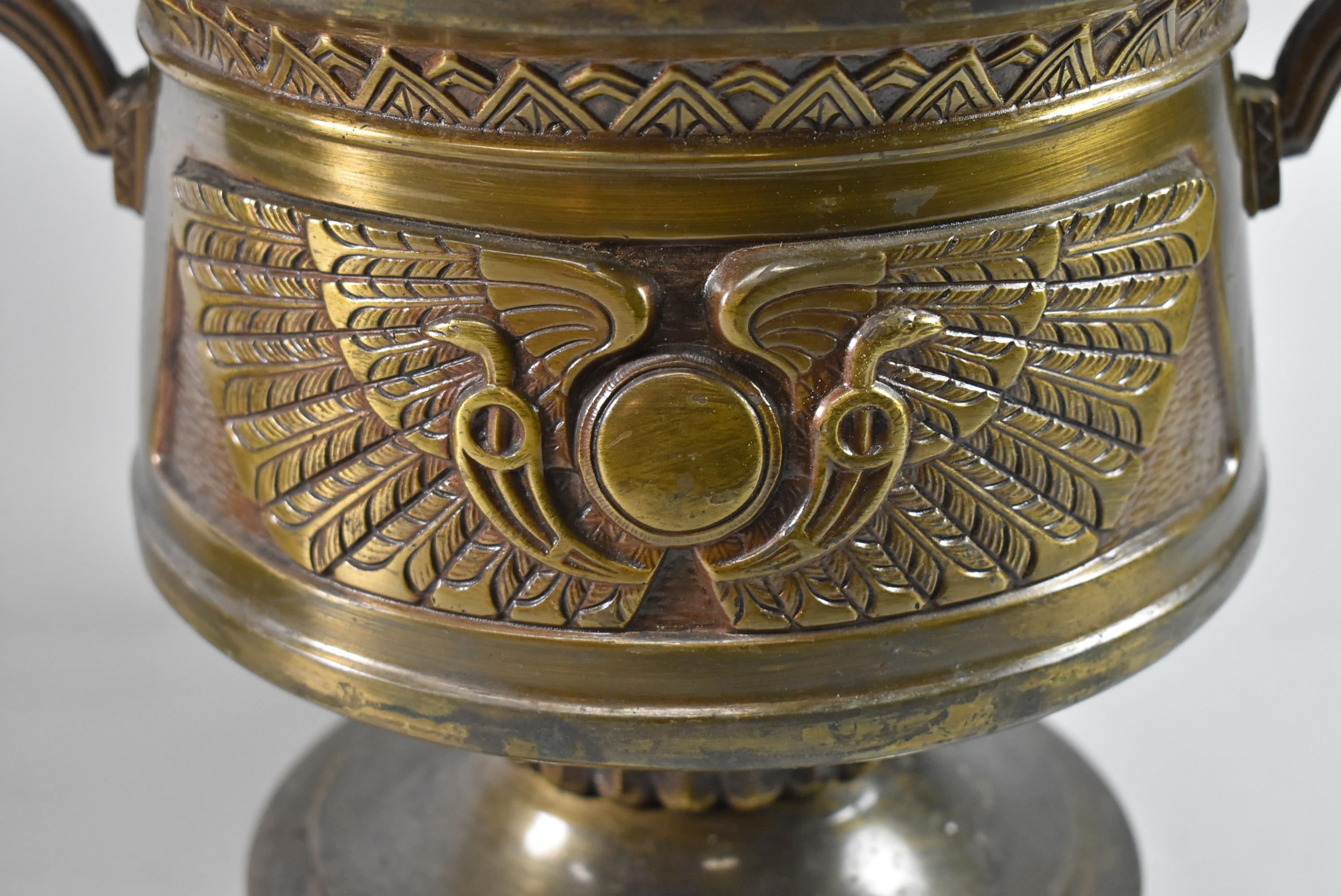 Néo-égyptien Paire de jardinières Soleil ailé en bronze de style Revive égyptien, années 1920 en vente