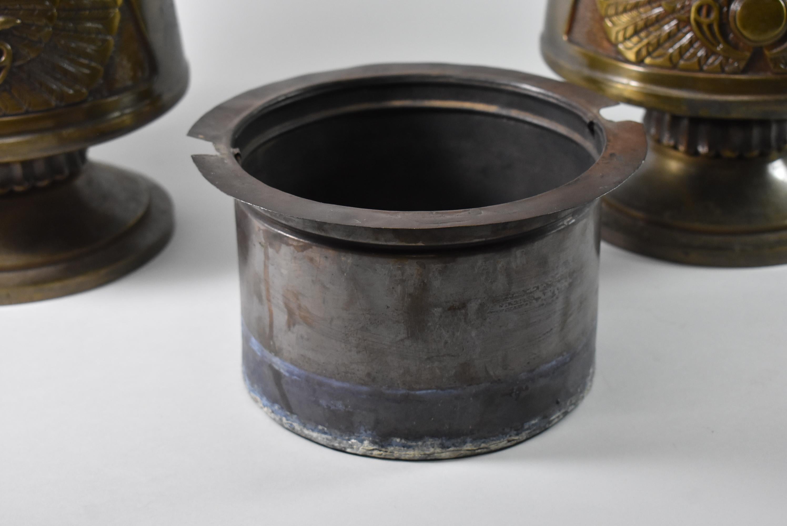 Paire de jardinières Soleil ailé en bronze de style Revive égyptien, années 1920 Bon état - En vente à Toledo, OH