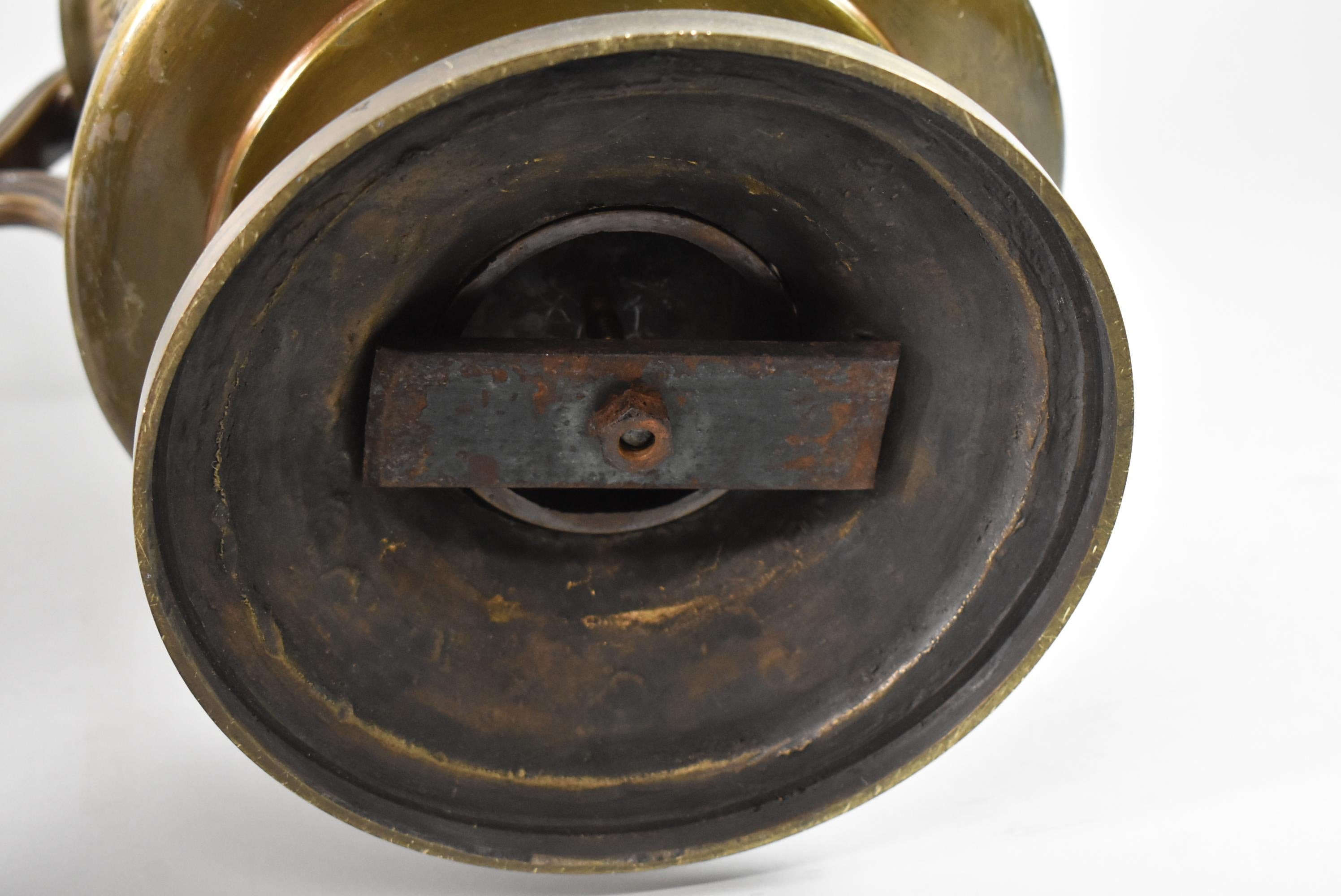 Début du 20ème siècle Paire de jardinières Soleil ailé en bronze de style Revive égyptien, années 1920 en vente