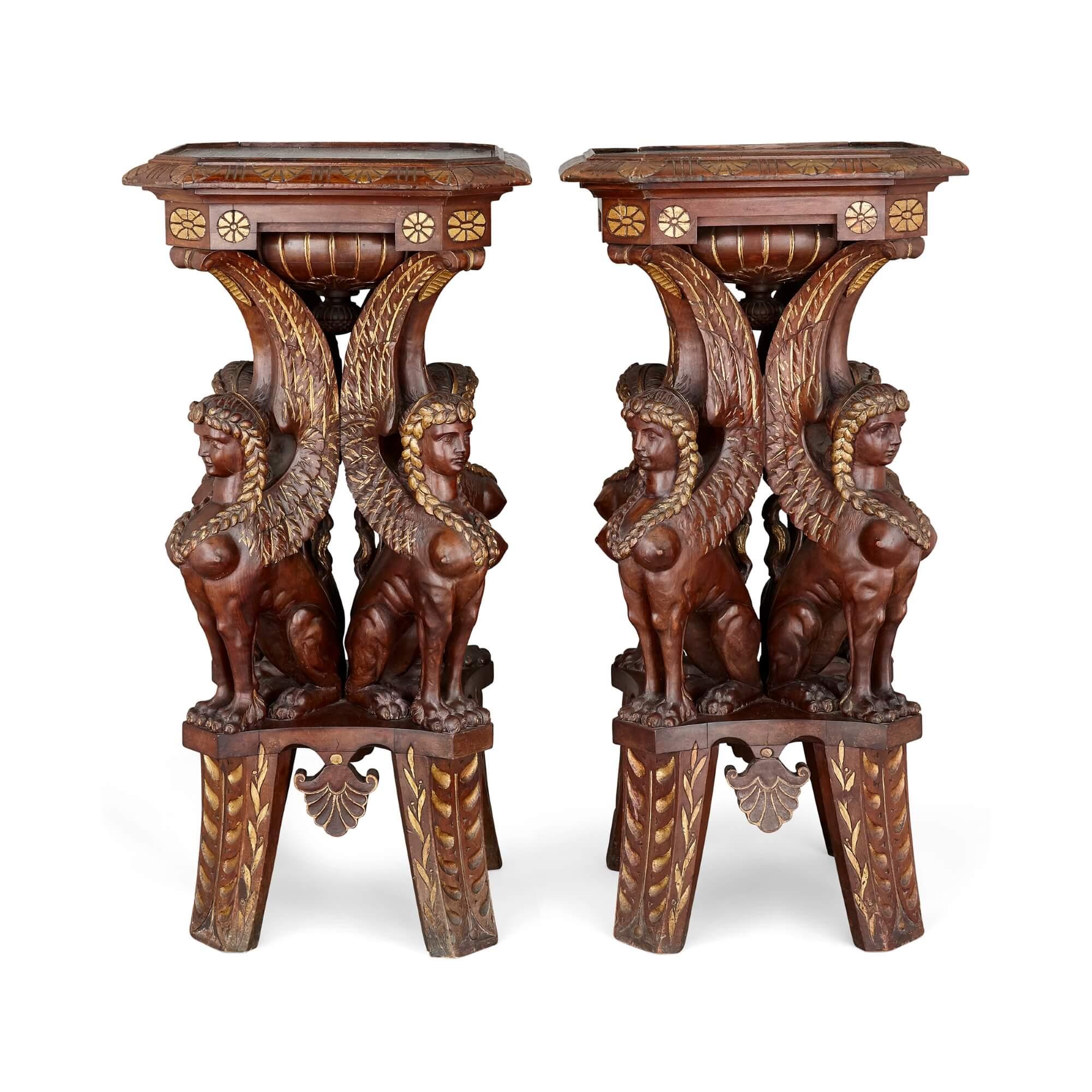 Pareja de pedestales de madera tallada y dorada del Renacimiento egipcio
Francés, principios del siglo XX
Altura 105 cm, anchura 52 cm, profundidad 51 cm

Este excéntrico par de pedestales está fabricado en estilo renacimiento egipcio. Cada pedestal