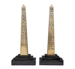 Paire d'obélisques en laiton de bureau de style égyptien