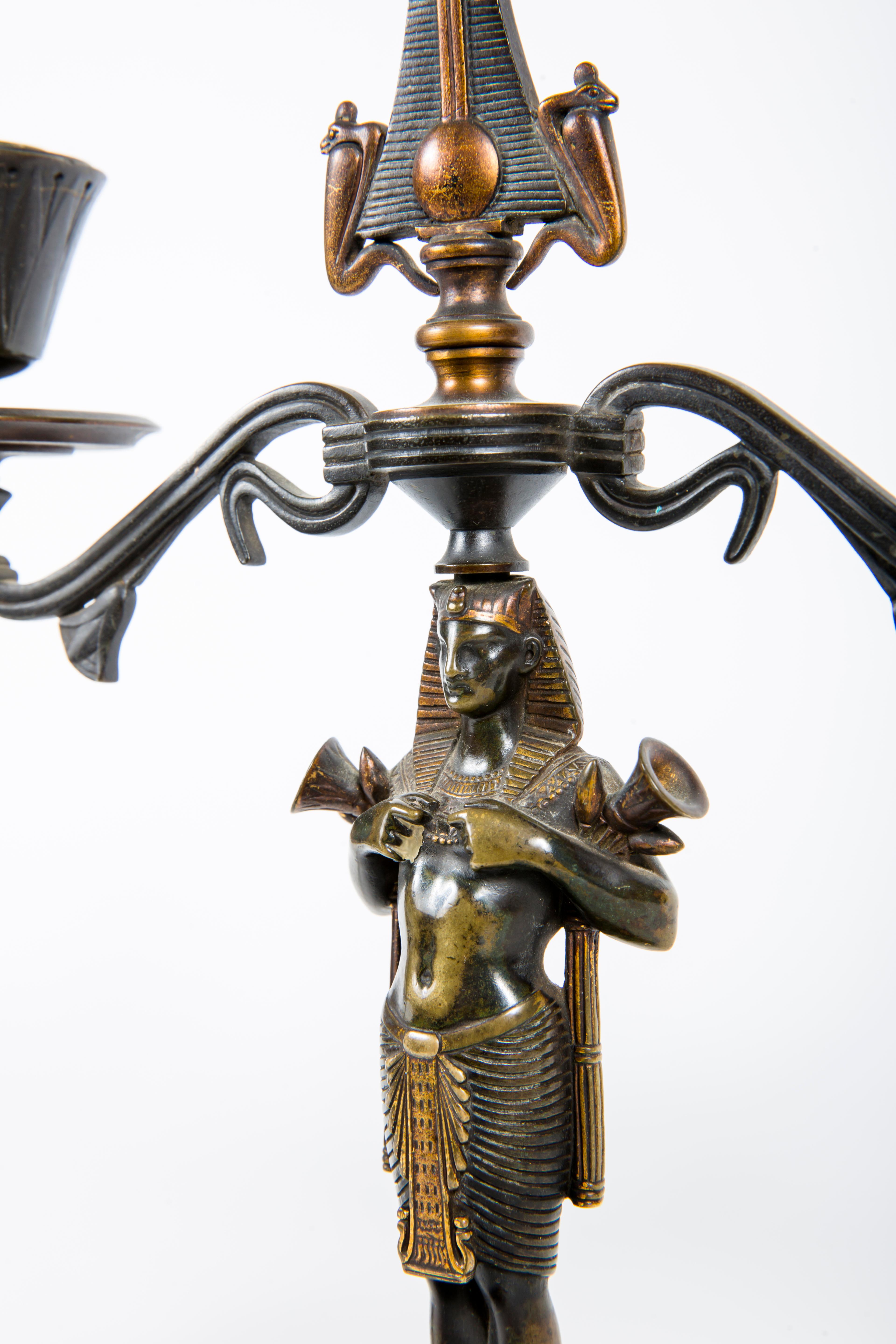 Paar figurale französische Kerzenständer der Neuägyptischen Wiedergeburt von Ferdinand Barbedienne  (Patiniert) im Angebot
