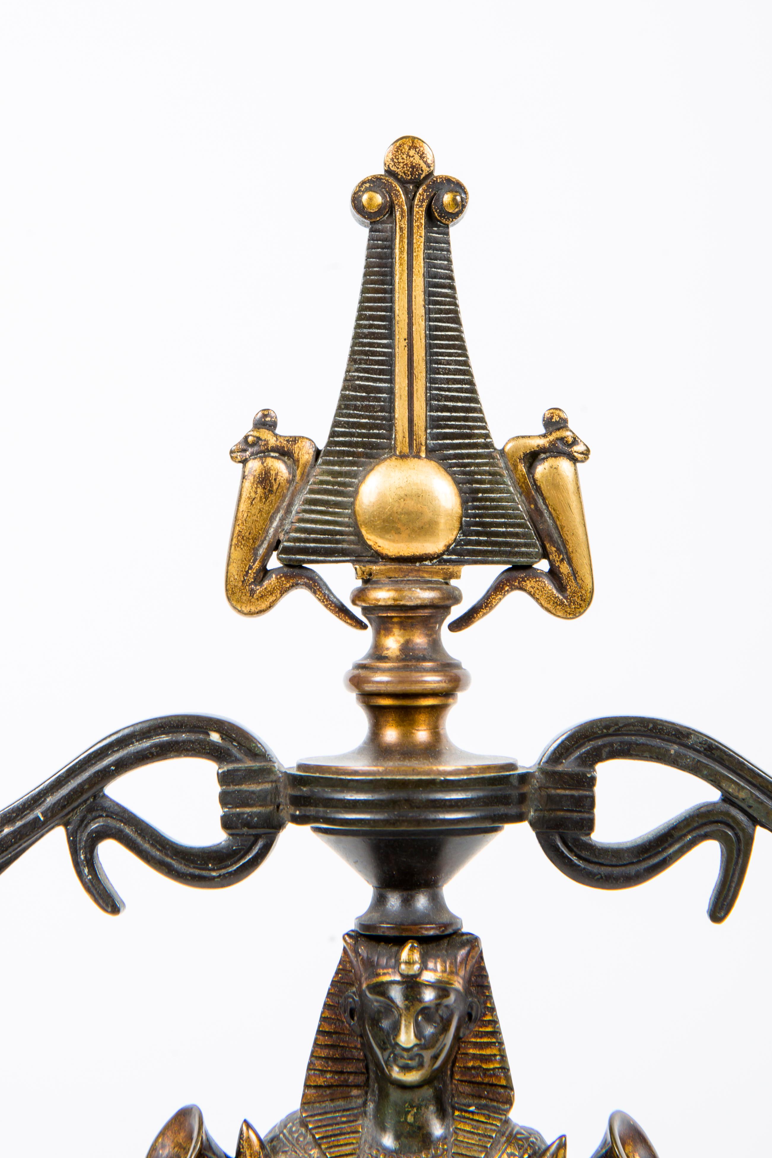 Ferdinand Barbedienne  Pareja de candeleros figurados franceses de renacimiento egipcio Patinado en venta