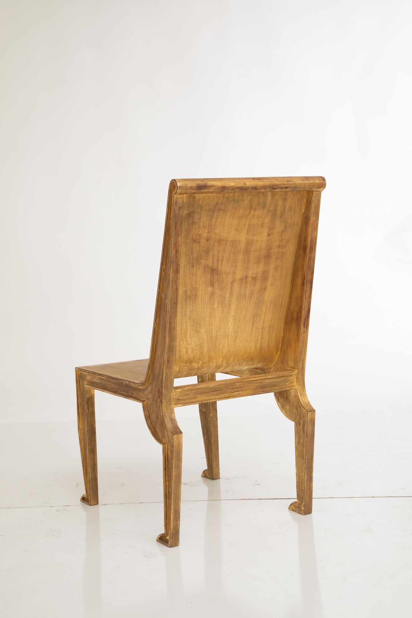 Paire de chaises sculpturales en métal doré de style néo-égyptien en vente 3