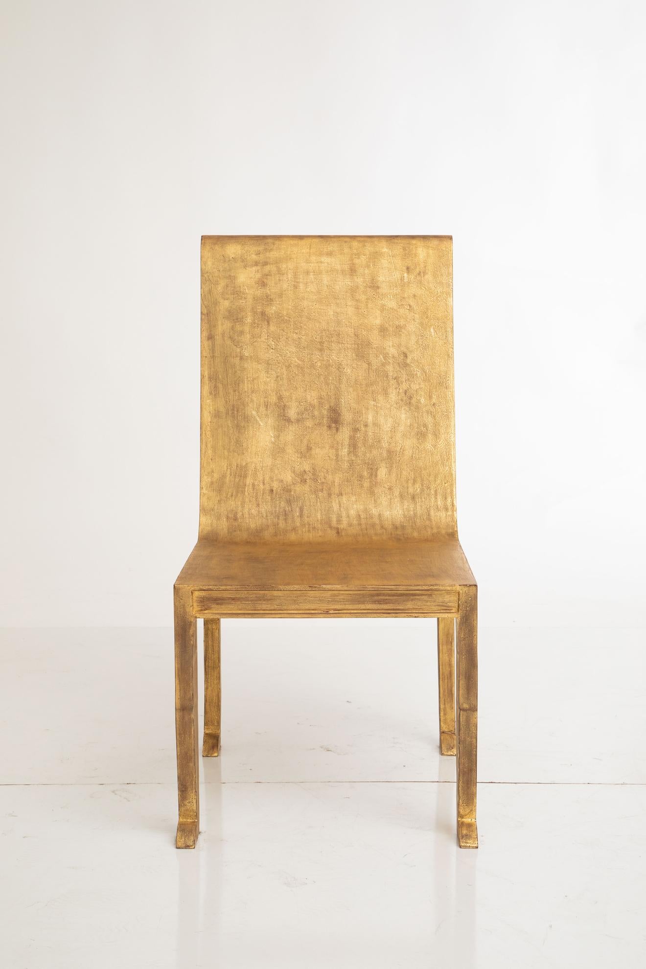 Néo-égyptien Paire de chaises sculpturales en métal doré de style néo-égyptien en vente