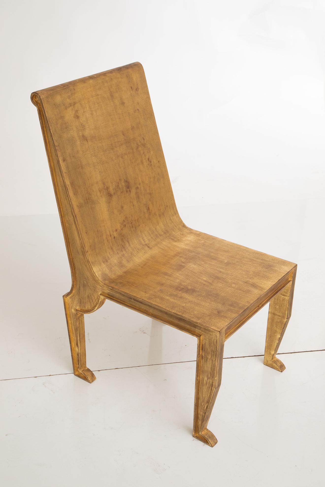 Paire de chaises sculpturales en métal doré de style néo-égyptien Excellent état - En vente à Miami, FL