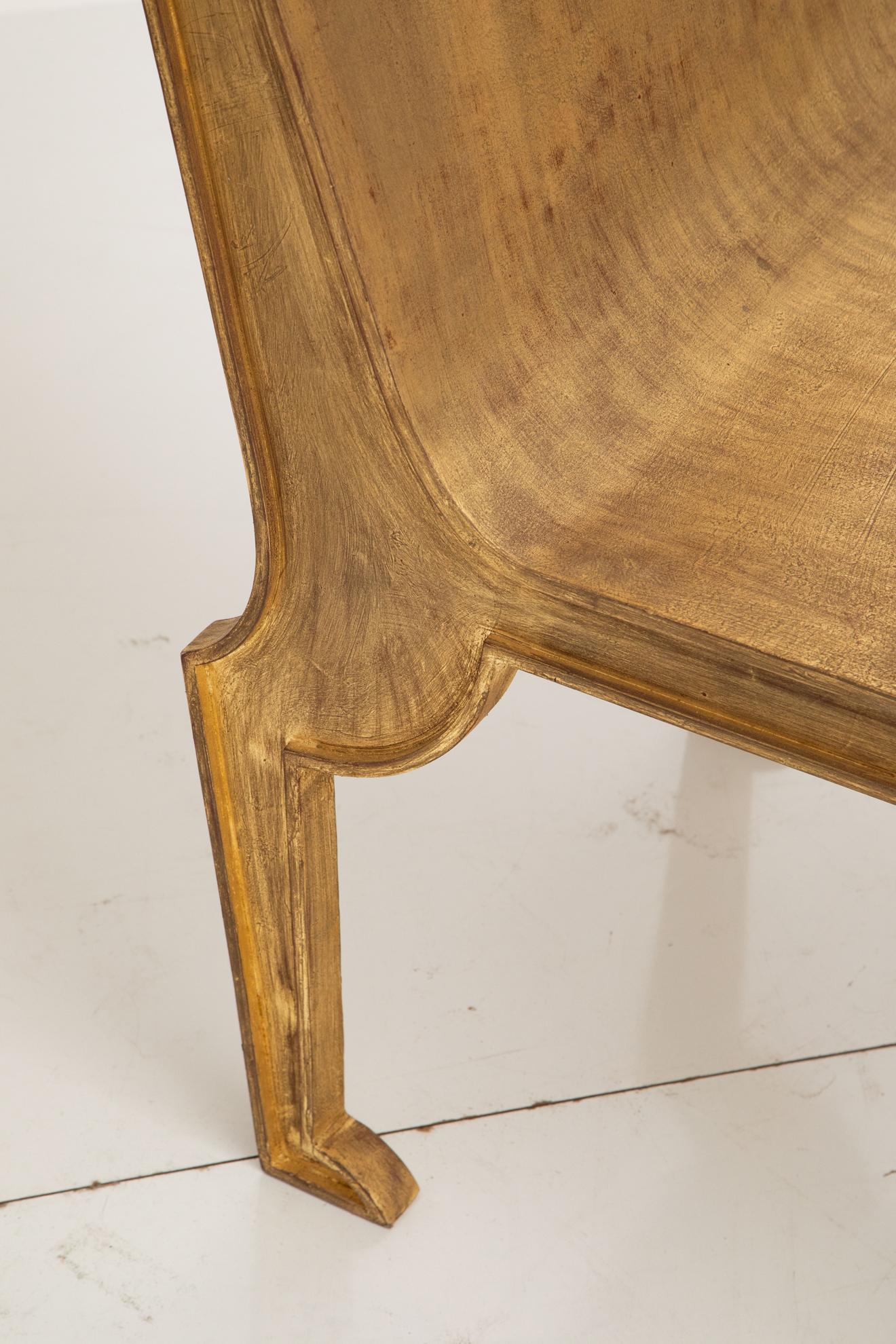 20ième siècle Paire de chaises sculpturales en métal doré de style néo-égyptien en vente