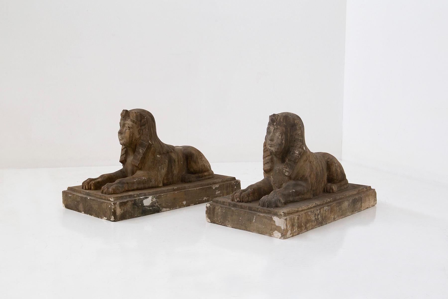 Entdecken Sie den Inbegriff von Eleganz mit diesem exquisiten Paar ägyptischer Sphinx-Statuen. Die mit viel Liebe zum Detail gefertigten Skulpturen bestehen aus Scaiola-Gips und sind mit einer faszinierenden Goldverzierung versehen. Diese aus dem