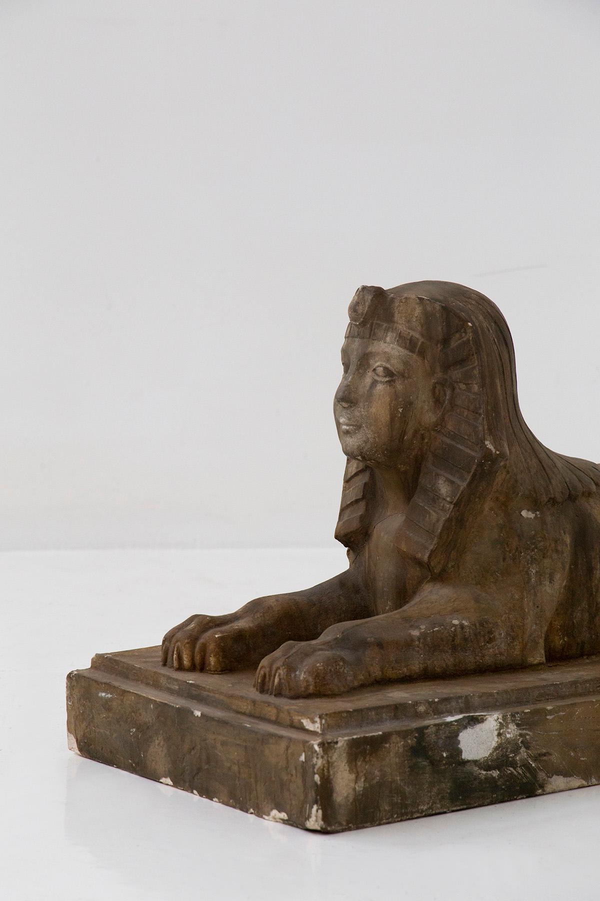 French Pair of Egyptian sphinxes in gold-coloured scaiola plaster For Sale