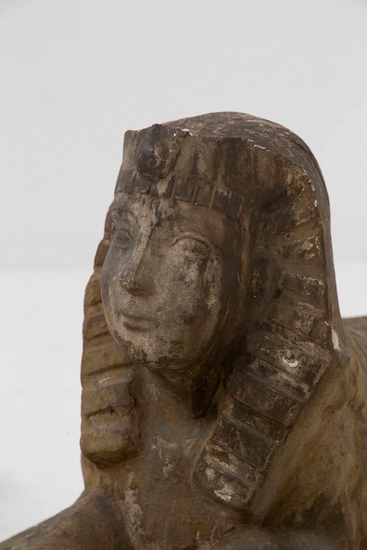 Français Paire de sphinx égyptiens en plâtre de scaiola doré en vente