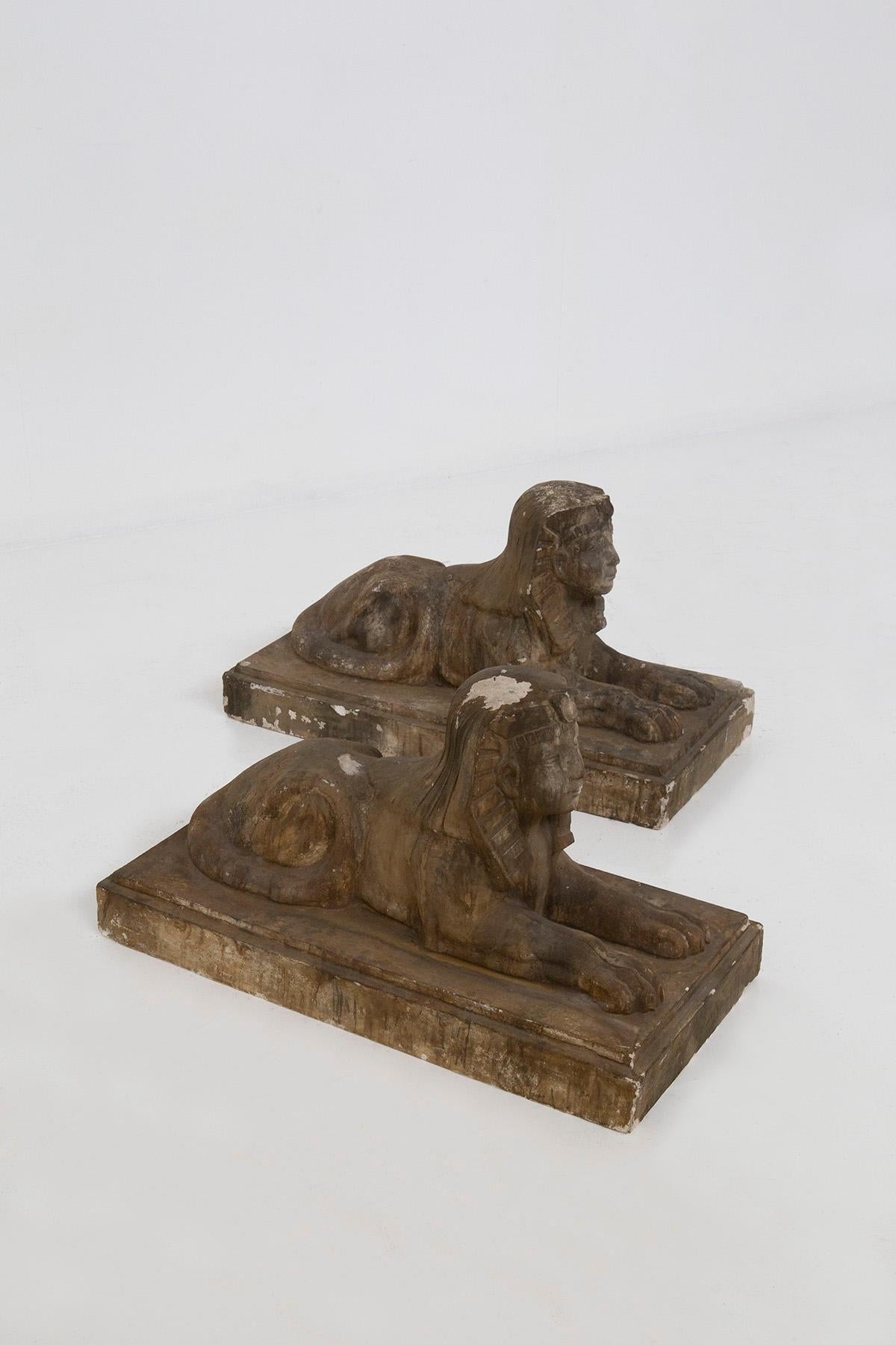Fin du XIXe siècle Paire de sphinx égyptiens en plâtre de scaiola doré en vente