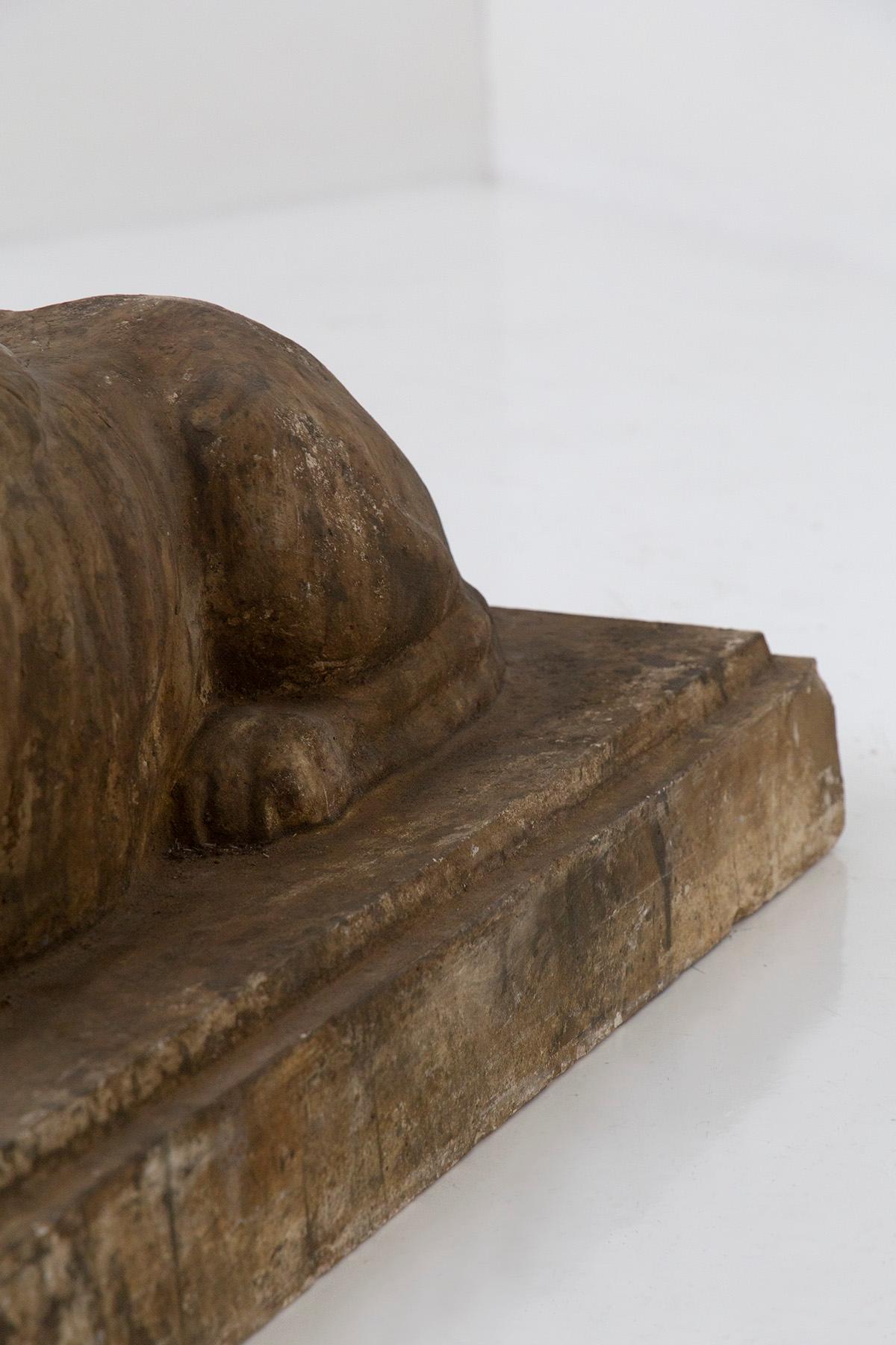 Plâtre Paire de sphinx égyptiens en plâtre de scaiola doré en vente