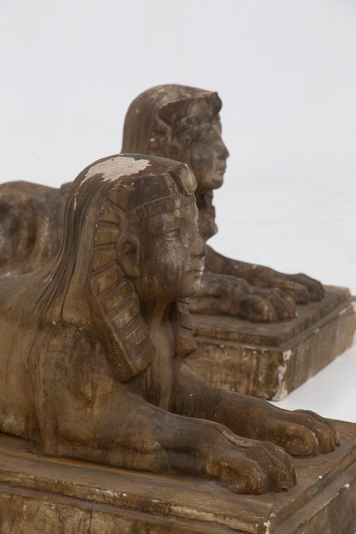 Paire de sphinx égyptiens en plâtre de scaiola doré en vente 1