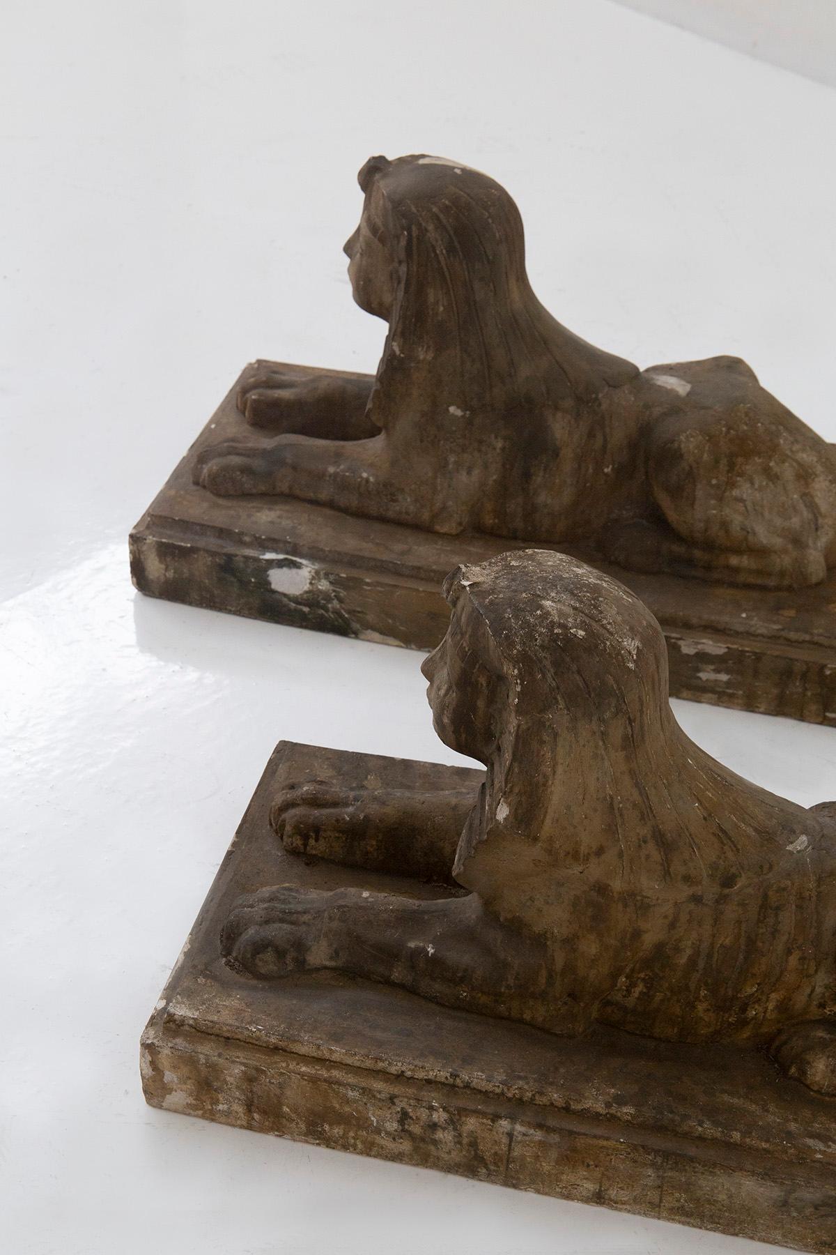 Paire de sphinx égyptiens en plâtre de scaiola doré en vente 2