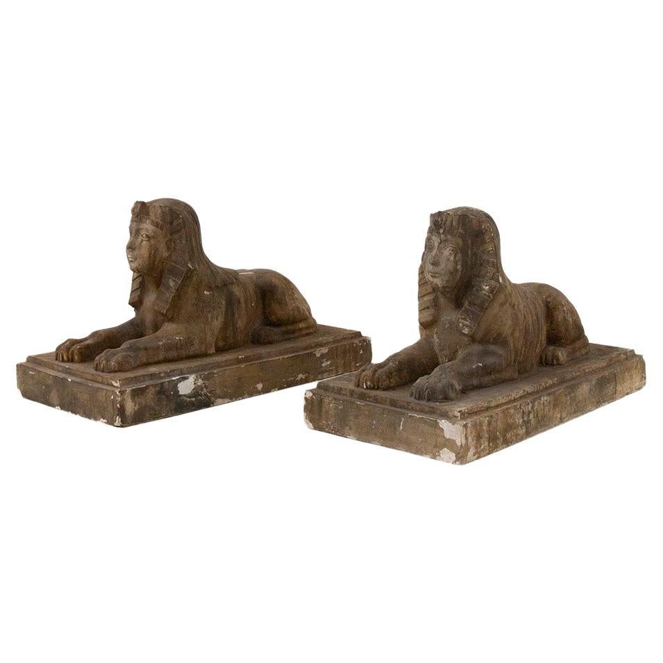 Pair of Egyptian sphinxes in gold-coloured scaiola plaster For Sale