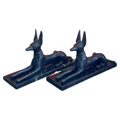Paire de lévriers de style égyptien en bronze sur socles en marbre "Anubis"