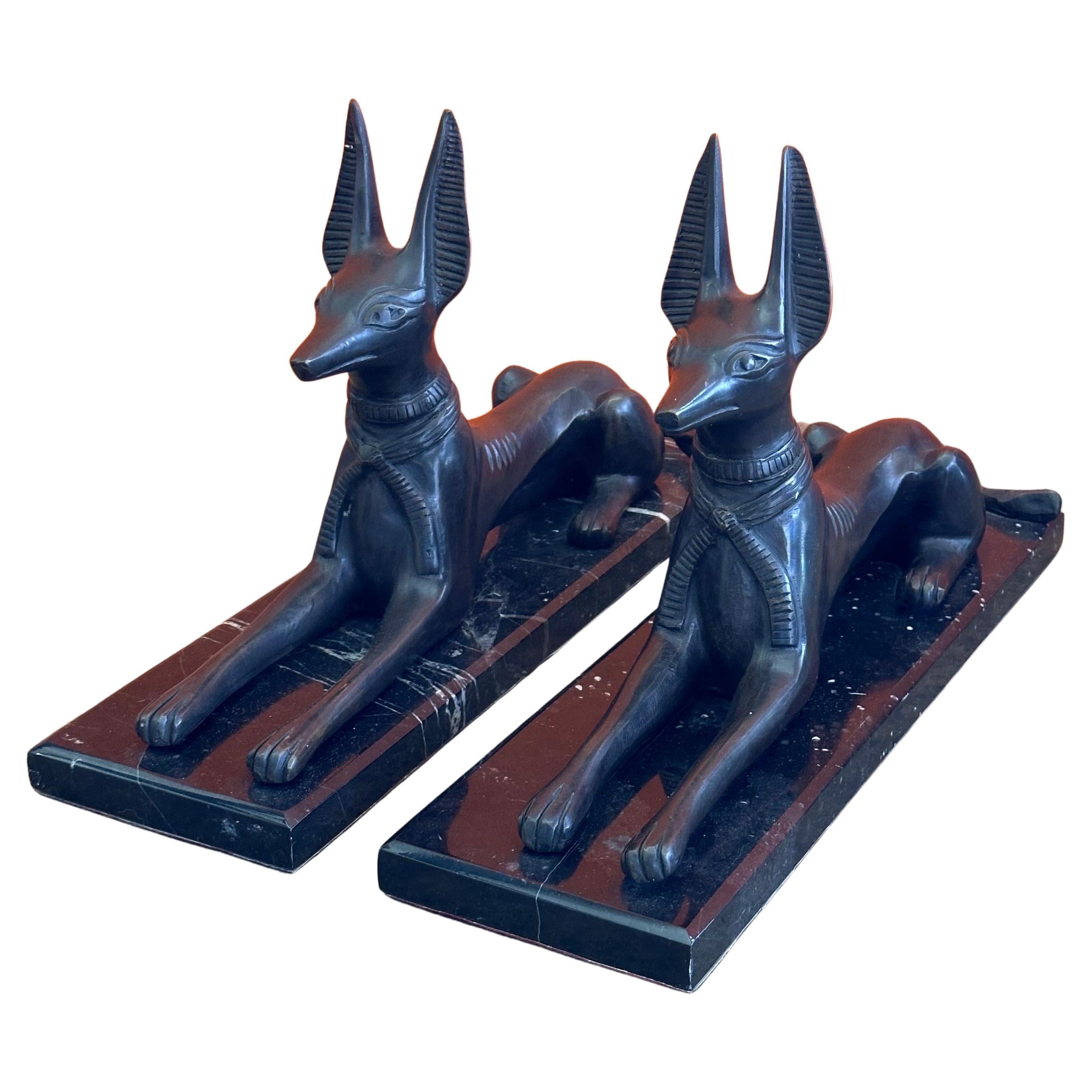 Paire de lévriers de style égyptien en bronze sur socles en marbre "Anubis"