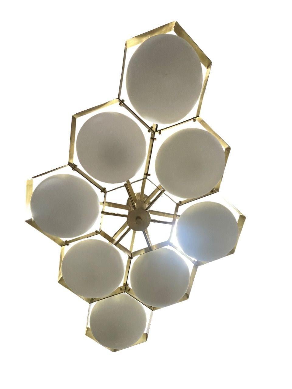 Cette exquise paire de lustres modernistes à huit branches 