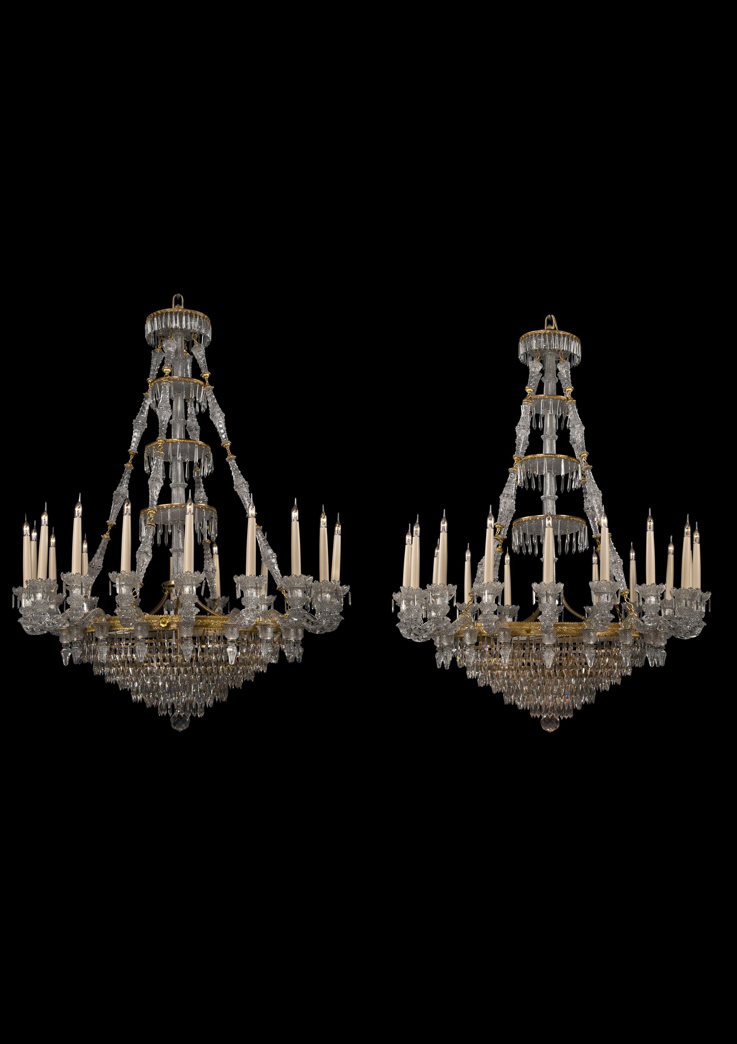 Importante paire de lustres à dix-huit lumières en bronze doré et verre gravé, par La Compagnie des Cristalleries de Baccarat.

Français, vers 1860.

Poids 30kg / 66.1lbs.

Baccarat est le premier fabricant mondial d'articles en cristal.