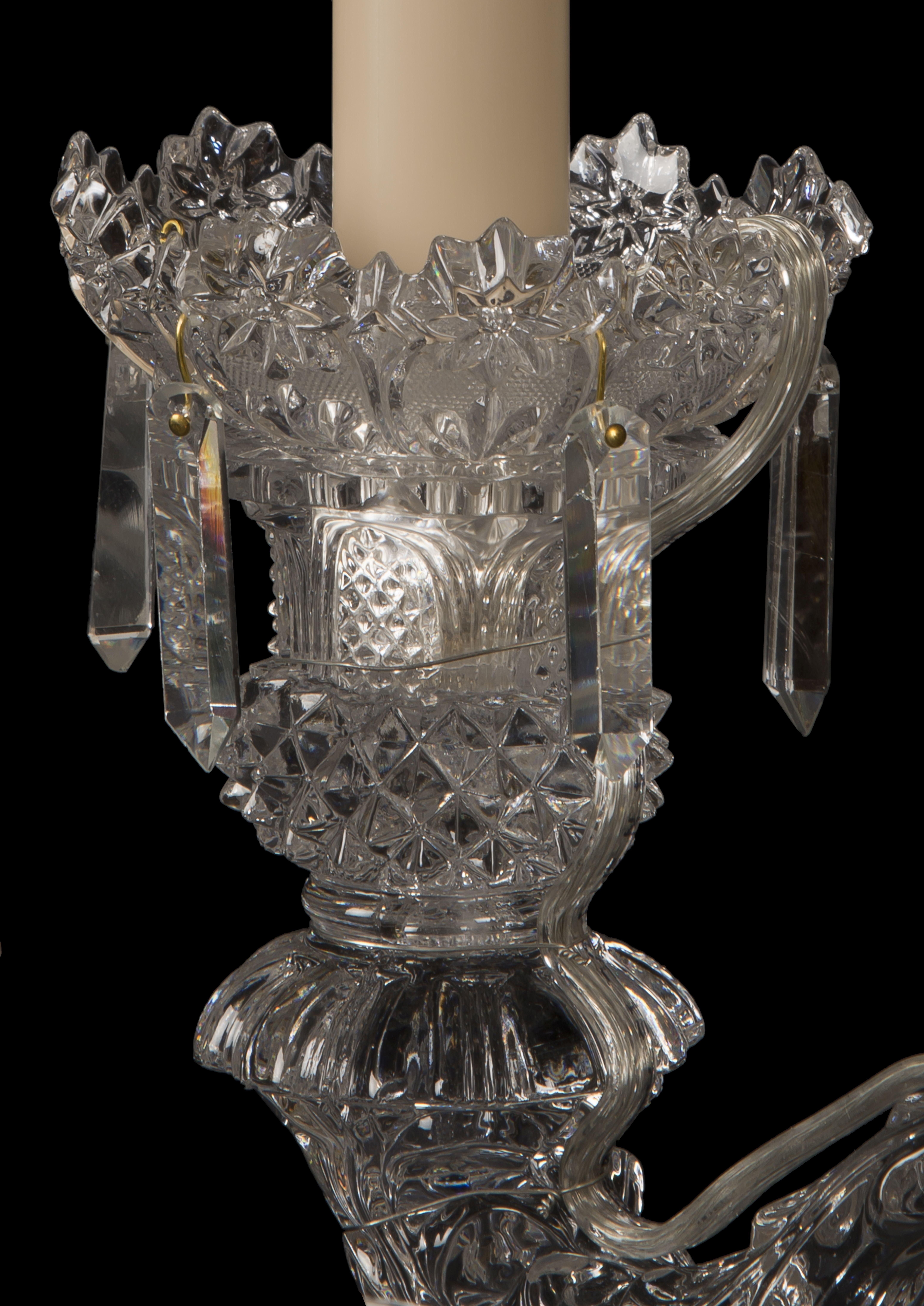 XIXe siècle Paire de 18 lustres en verre gravé à dix-huit chandelles par Baccarat, vers 1860 en vente