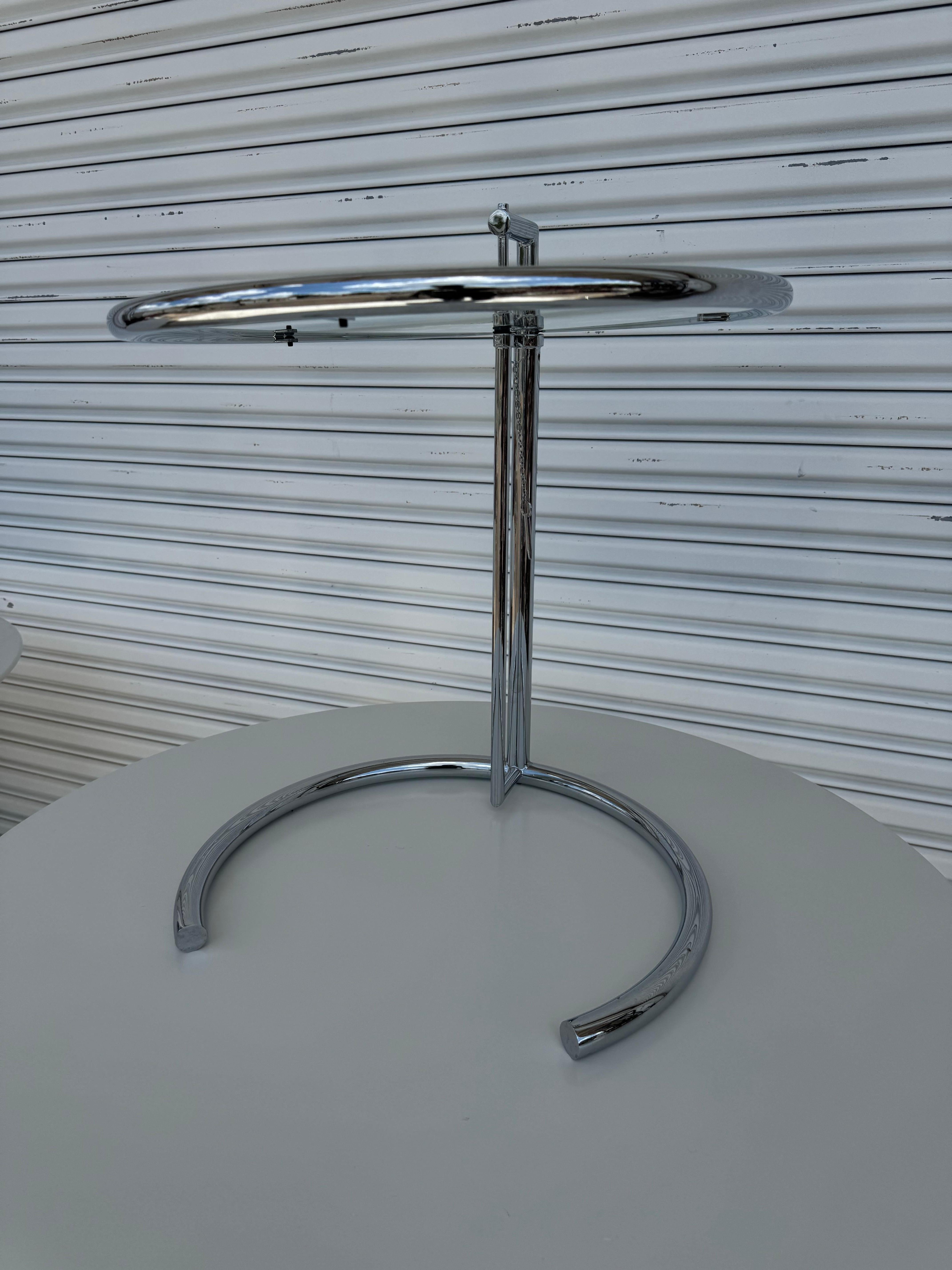 Il s'agit d'une table d'appoint Eileen Gray 1027.
Il est en porte-à-faux et sa hauteur est réglable.
Il est fabriqué en acier tubulaire et possède un plateau en verre.

Le prix est par article. (3 disponibles)