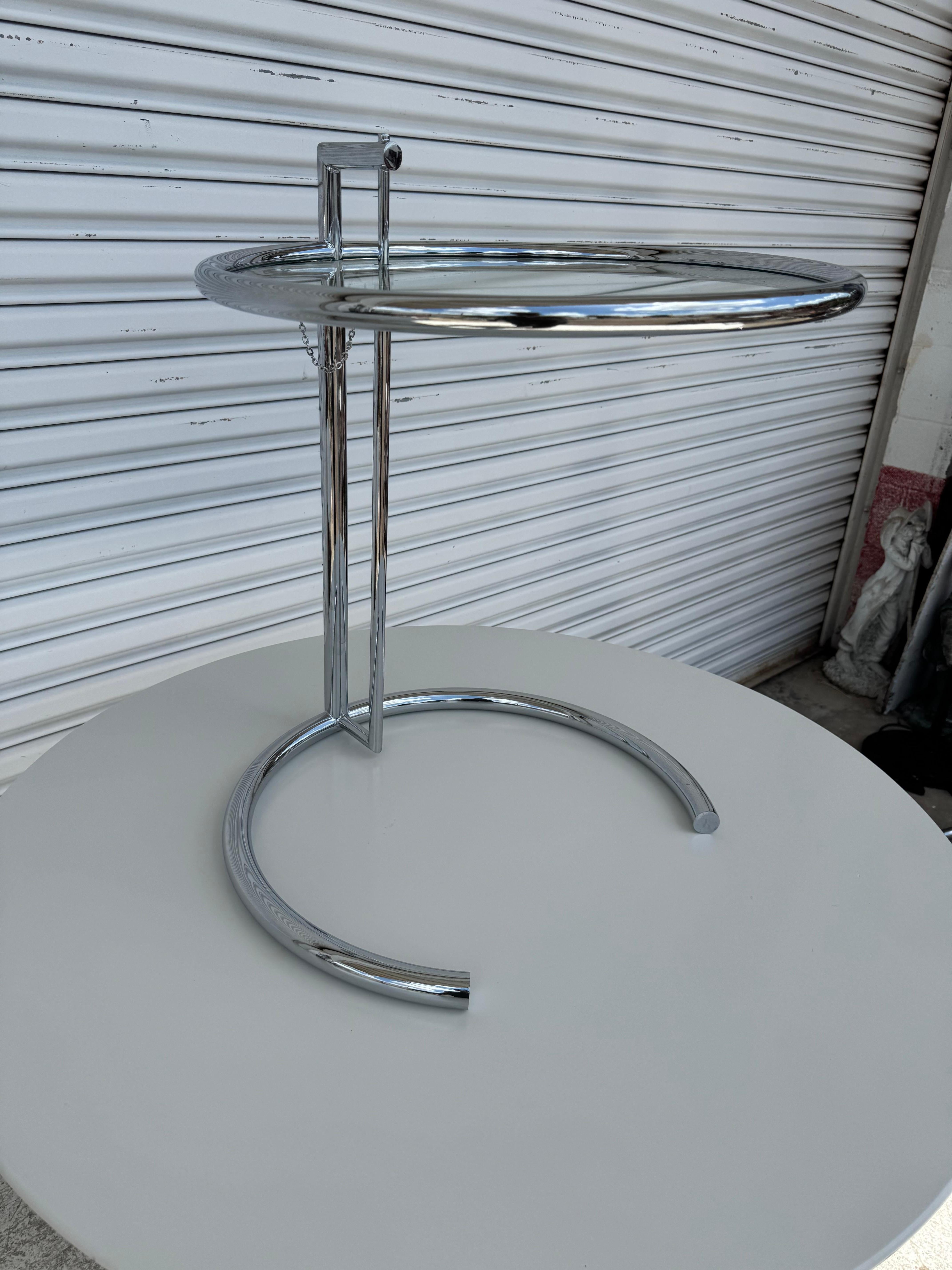 Mid-Century Modern Paire de tables d'appoint à plateau réglable en chrome tubulaire Eileen Gray en vente