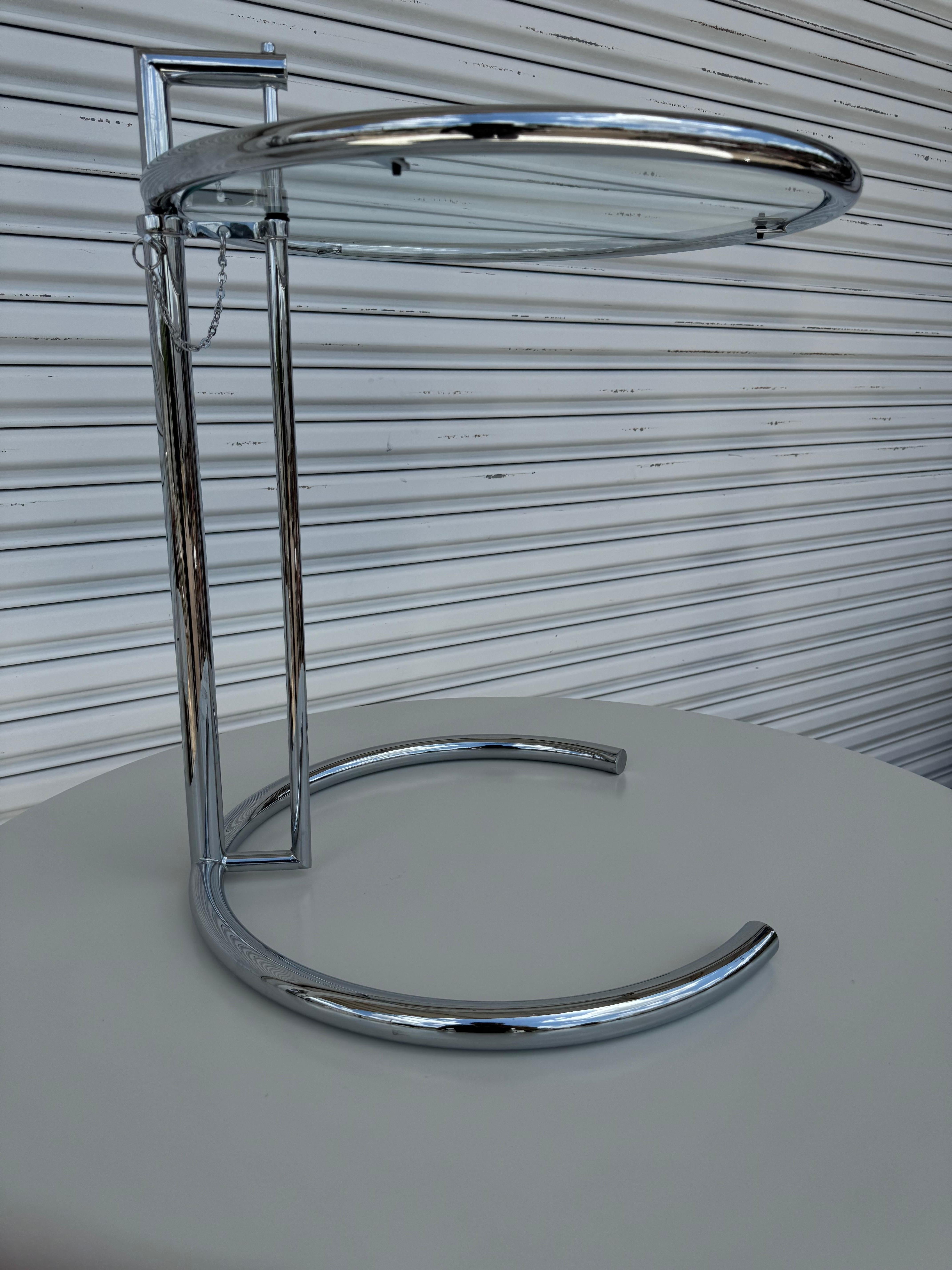 Américain Paire de tables d'appoint à plateau réglable en chrome tubulaire Eileen Gray en vente