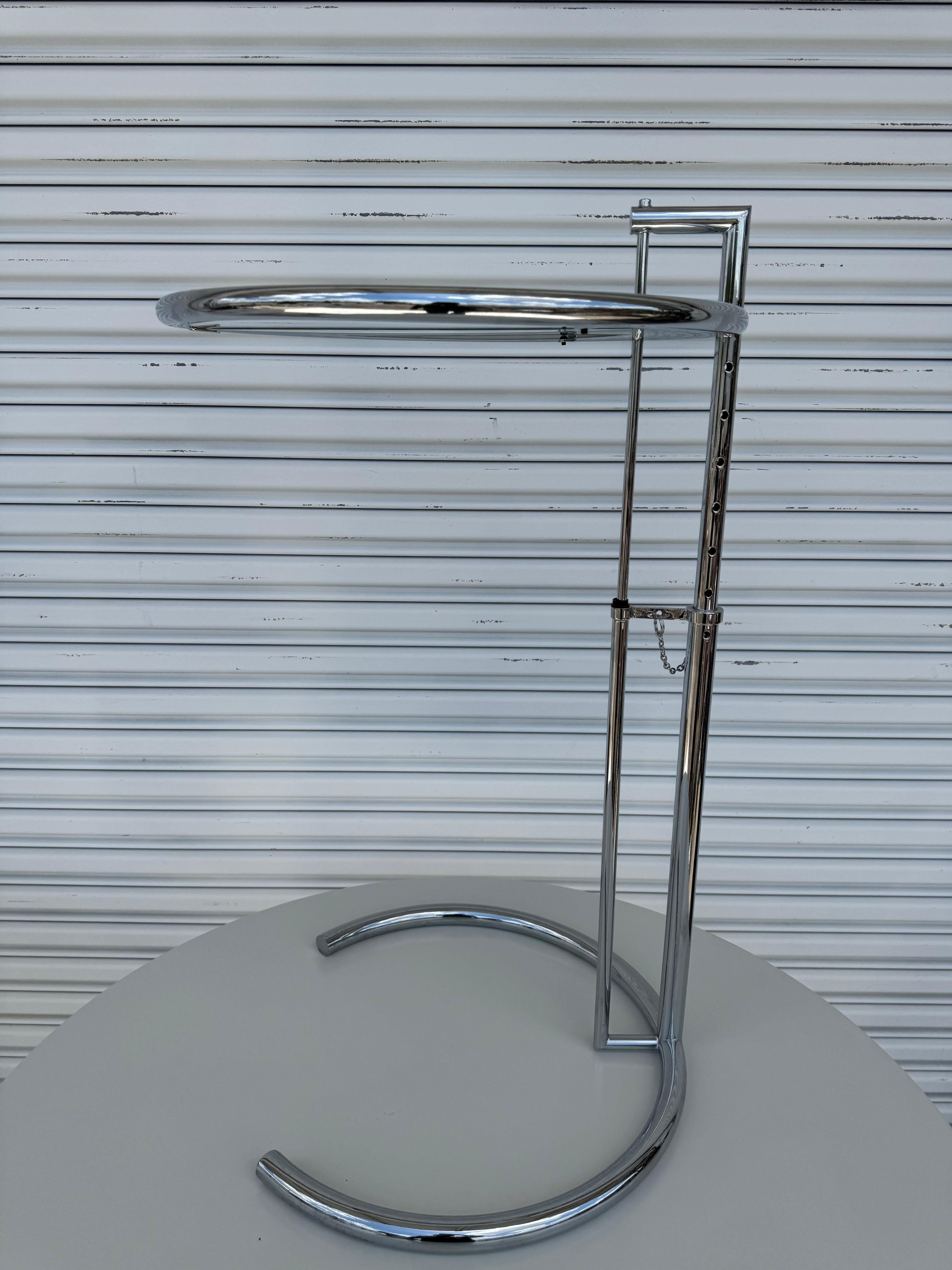 Paire de tables d'appoint à plateau réglable en chrome tubulaire Eileen Gray Bon état - En vente à Pasadena, TX