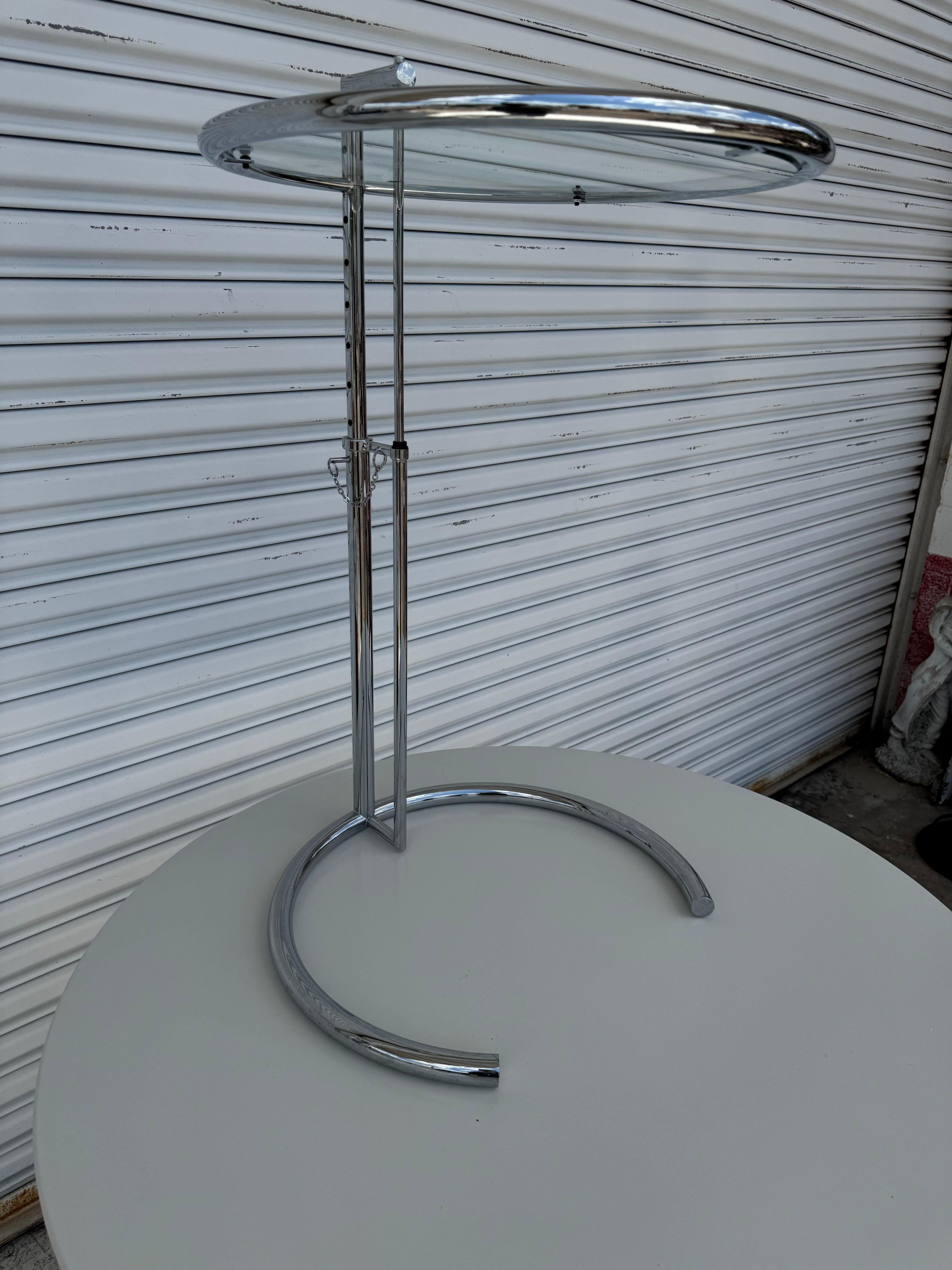 Verre Paire de tables d'appoint à plateau réglable en chrome tubulaire Eileen Gray en vente